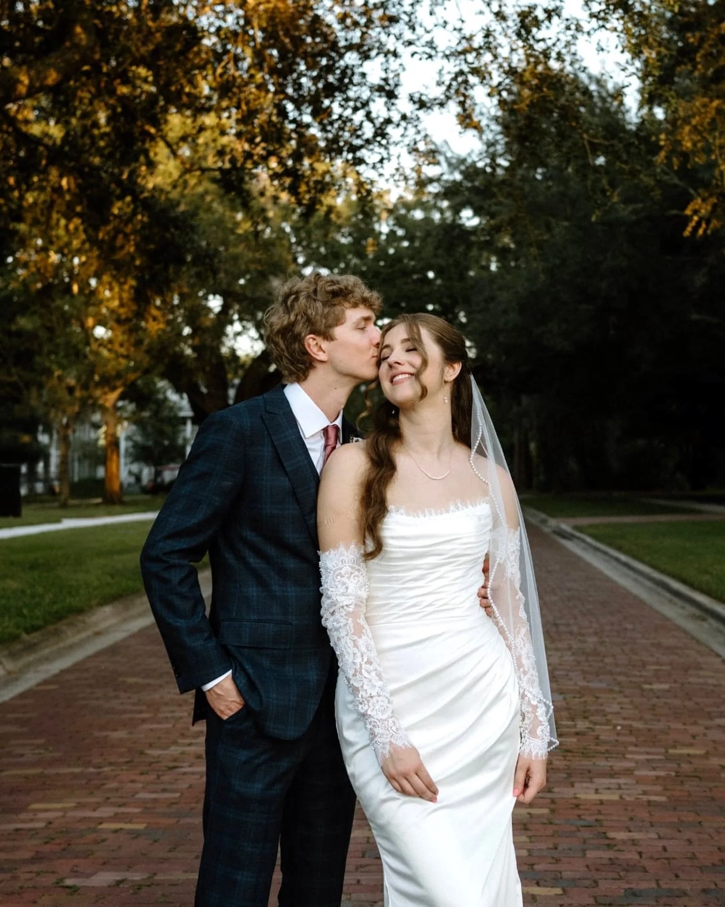 Hope and Bryan 🤍
Loved everything about this wedding day!

@asyouwish_fl 
@venue1902 
@petalsorlando 
@atomiceventdj
@starrynightlivepainting 
@classern 
@alishabruton.photography
@creativeandcaffeinatedco
@sammy_hammer