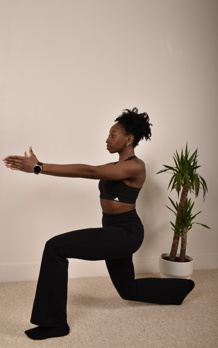 Personne en train de suivre un coaching sportif privé en faisant une fente avec un dos droit avec une plante.