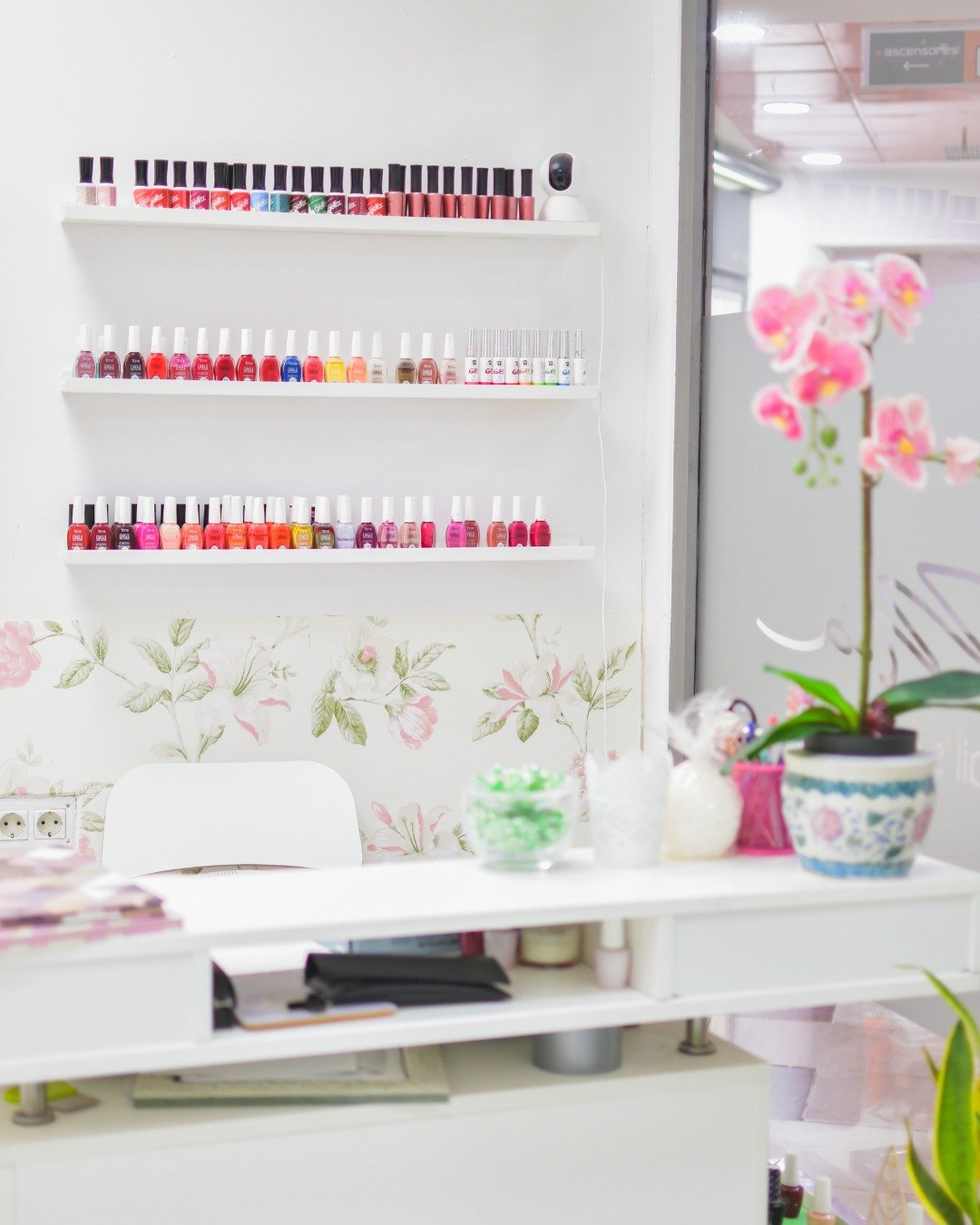 MIA NAILS &amp; BEAUTY
Sal&oacute;n especializado de u&ntilde;as que ofrece diferentes servicios de cuidado de las u&ntilde;as, como manicuras, pedicuras&hellip; ✨💅🏻

📞 608 998 606 / 922 065 212 
📲Instagram: @mianailsbeauty_ | Facebook: Mia nails
