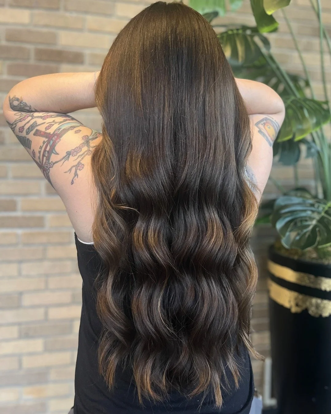 depth + dimension ✨

custom color &bull; dimensional placement 

a dimensional brunette is all about balance, deeper tones for richness, lighter pieces for movement, and a custom gloss to bring everything together.

the result is a color that looks n