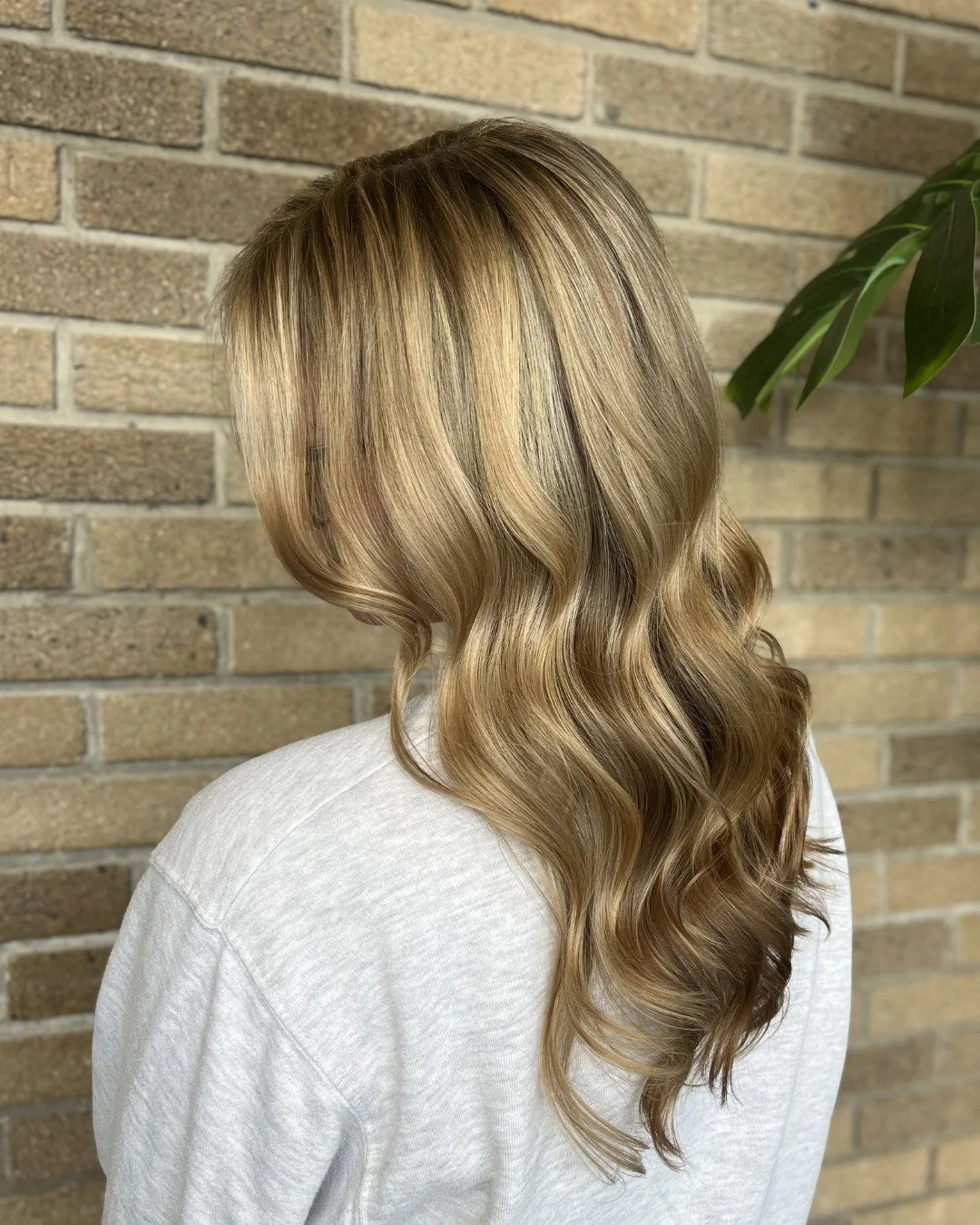 b r o n d e  r e f r e s h ✨

mini custom color &bull; soft dimension

adding subtle dimension and warmth to bring her color back to life 🌟 

using @davinescolor @davinesnorthamerica