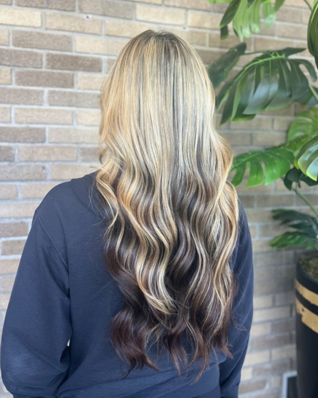 t w o  t o n e d  b l o n d e ⚡ 

custom blonding &bull; dimensional contrast

bright blonde throughout the top, paired with deeper brunette underneath for the perfect balance of brightness and depth 🤎