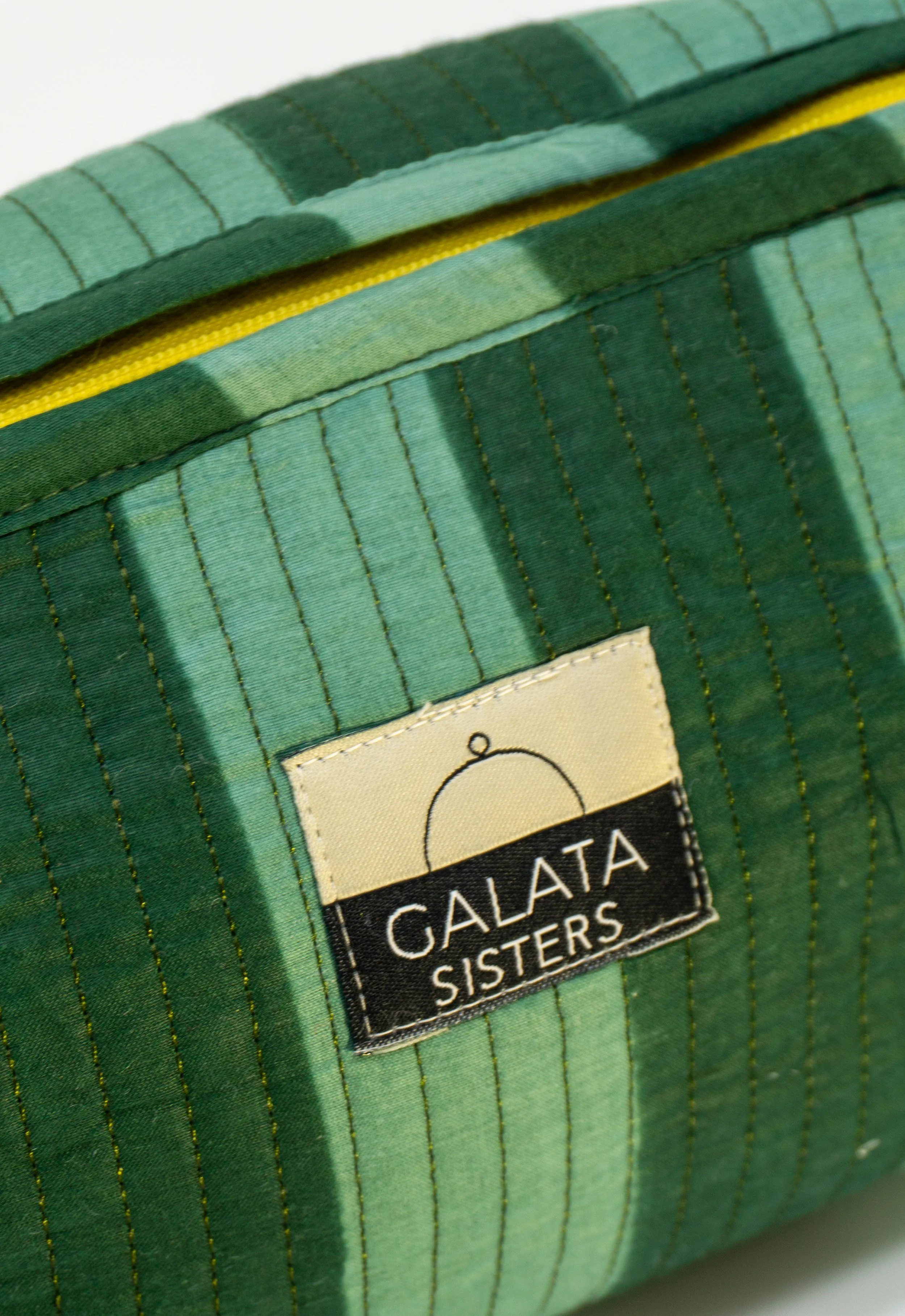 Detalle de Neceser de algodón de lineas Verde con cremallera amarilla