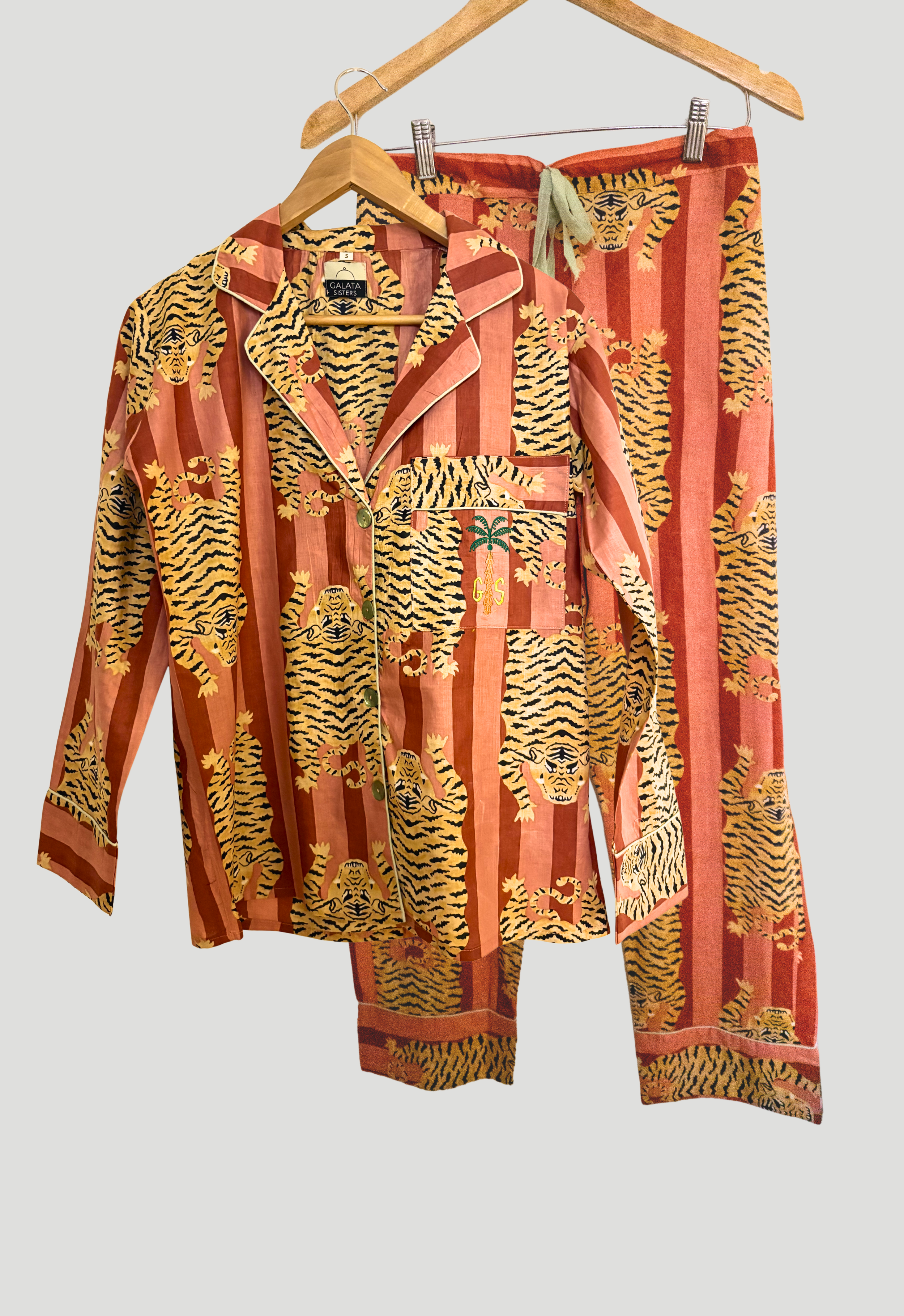 KAPLAN ROSA MUJER BORDADO SOLAPA.png