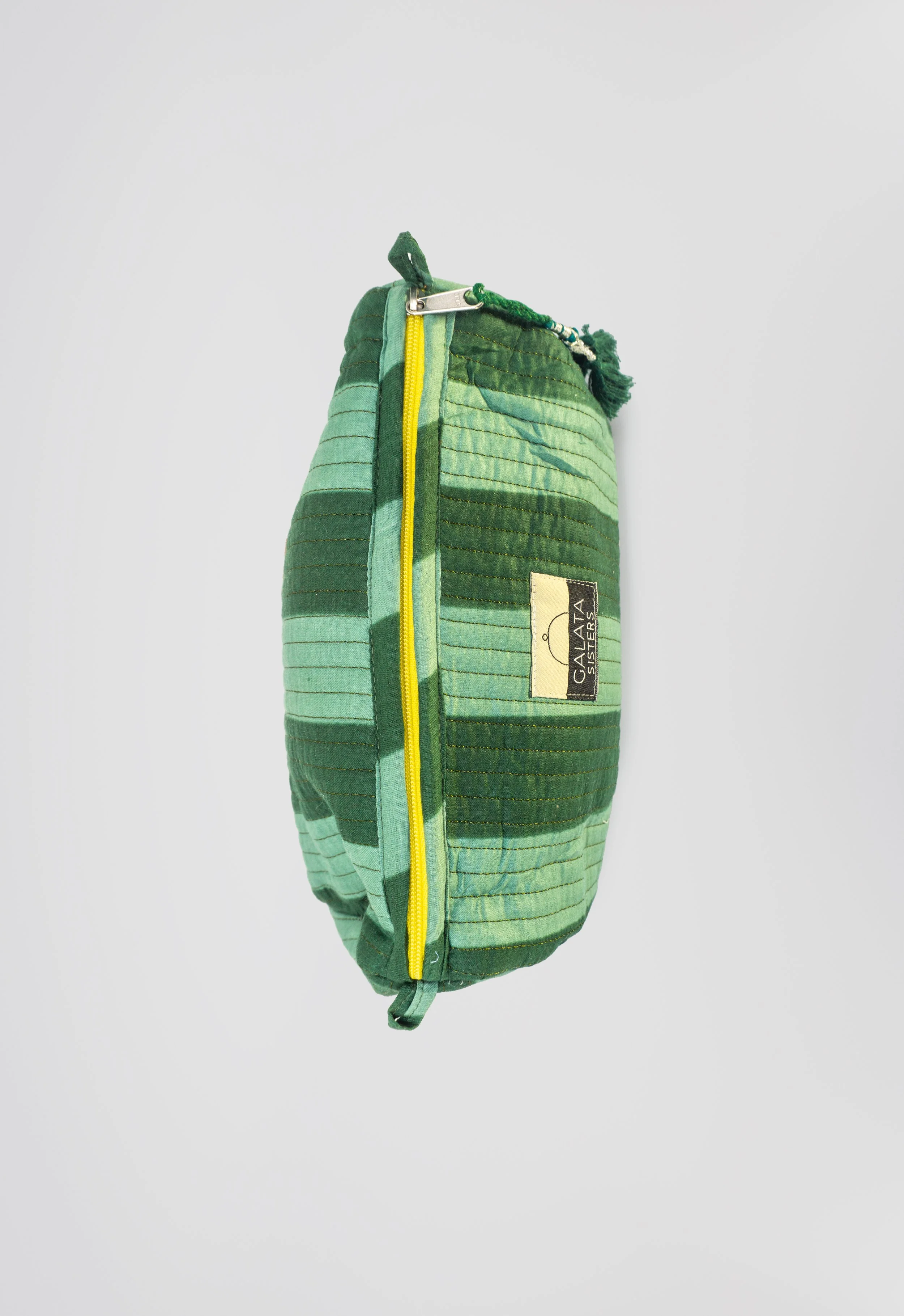 Detalle cenital de Neceser de algodón de lineas Verde con cremallera amarilla