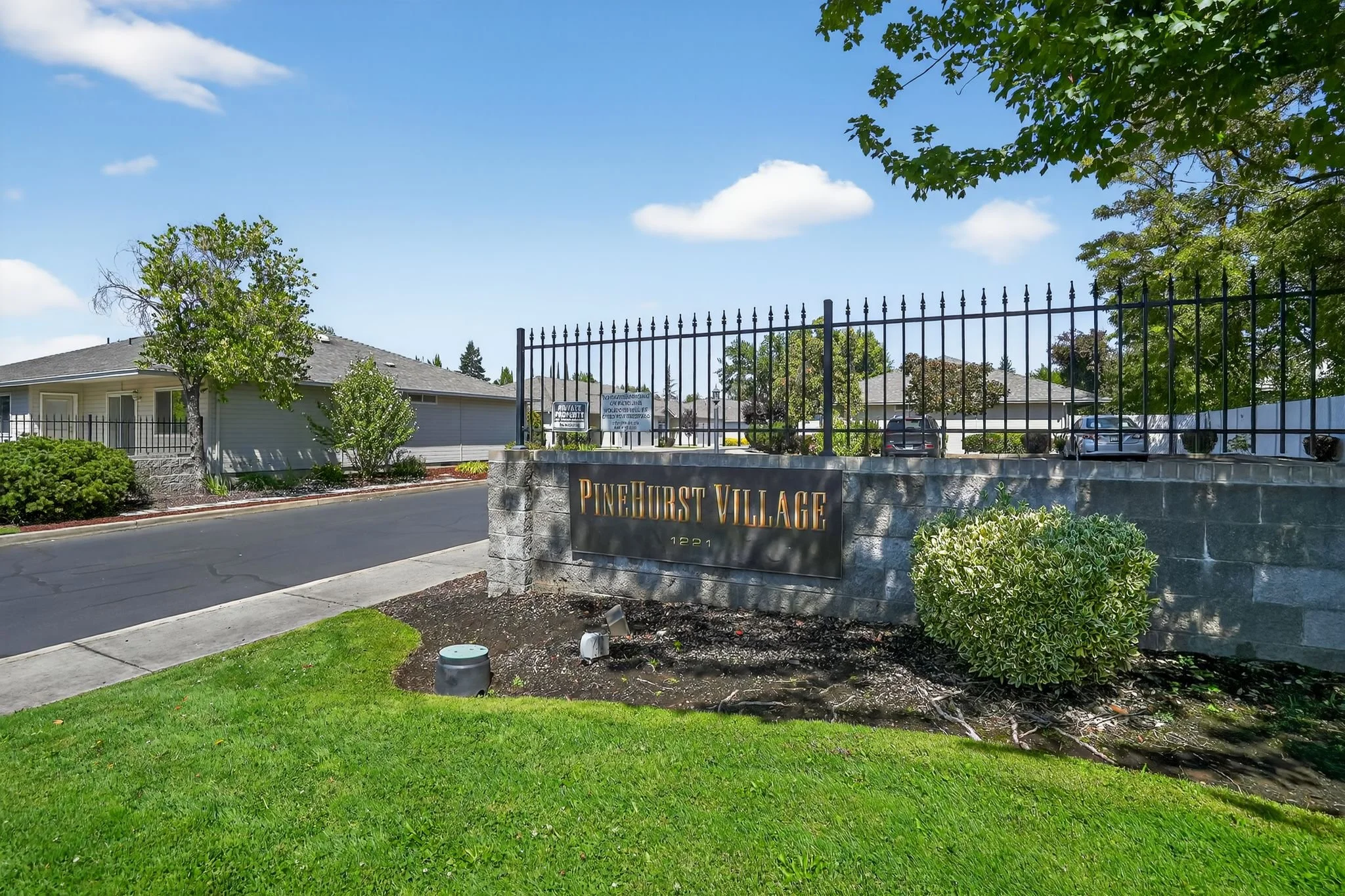 1221_Skeeters_Ln_Medford_OR_97504_USA-Exterior-DSC02924.jpg
