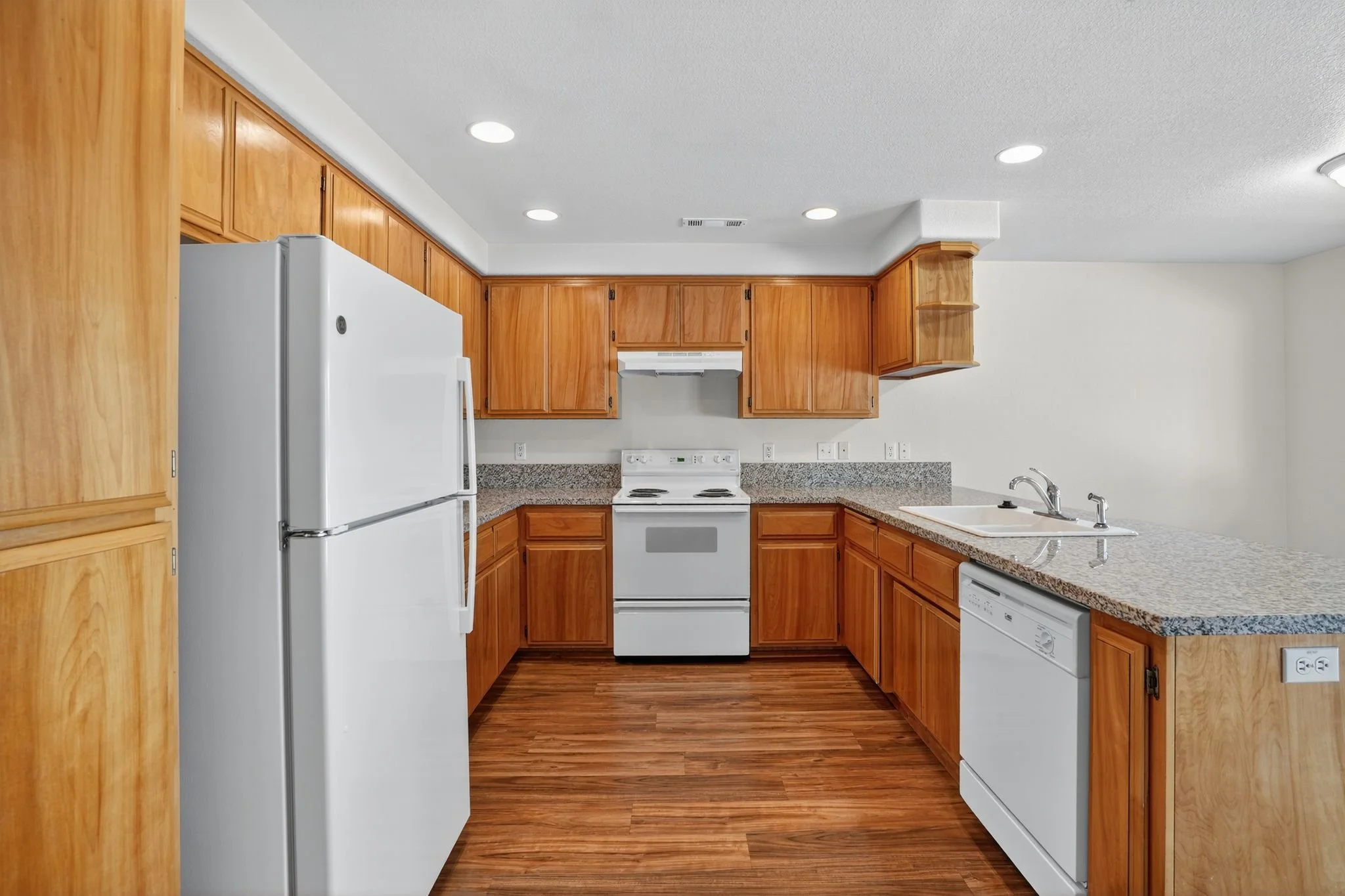 1221_Skeeters_Ln_Medford_OR_97504_USA-Kitchen-DSC02864.jpg