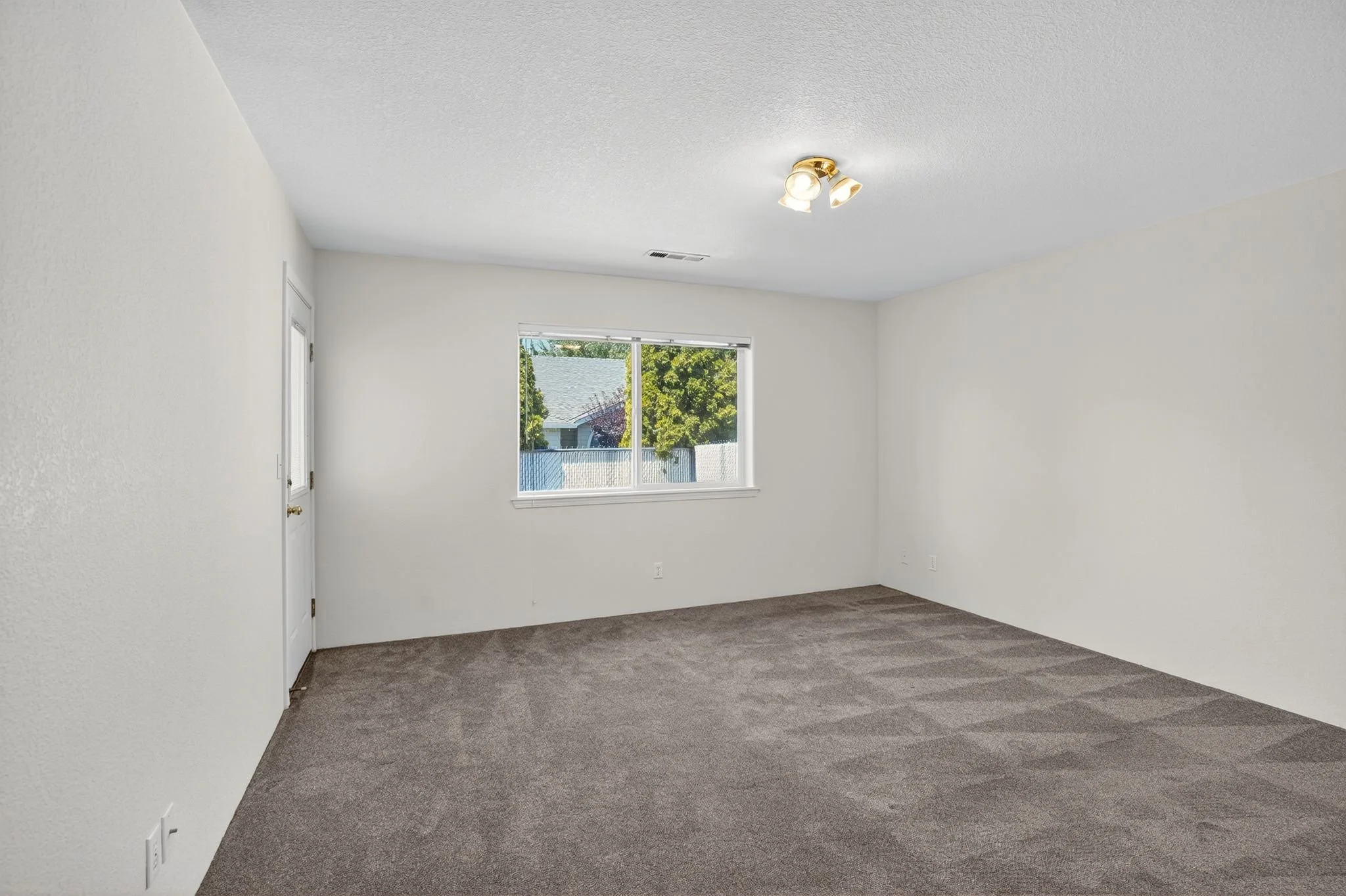 1221_Skeeters_Ln_Medford_OR_97504_USA-Living_room-DSC02876.jpg