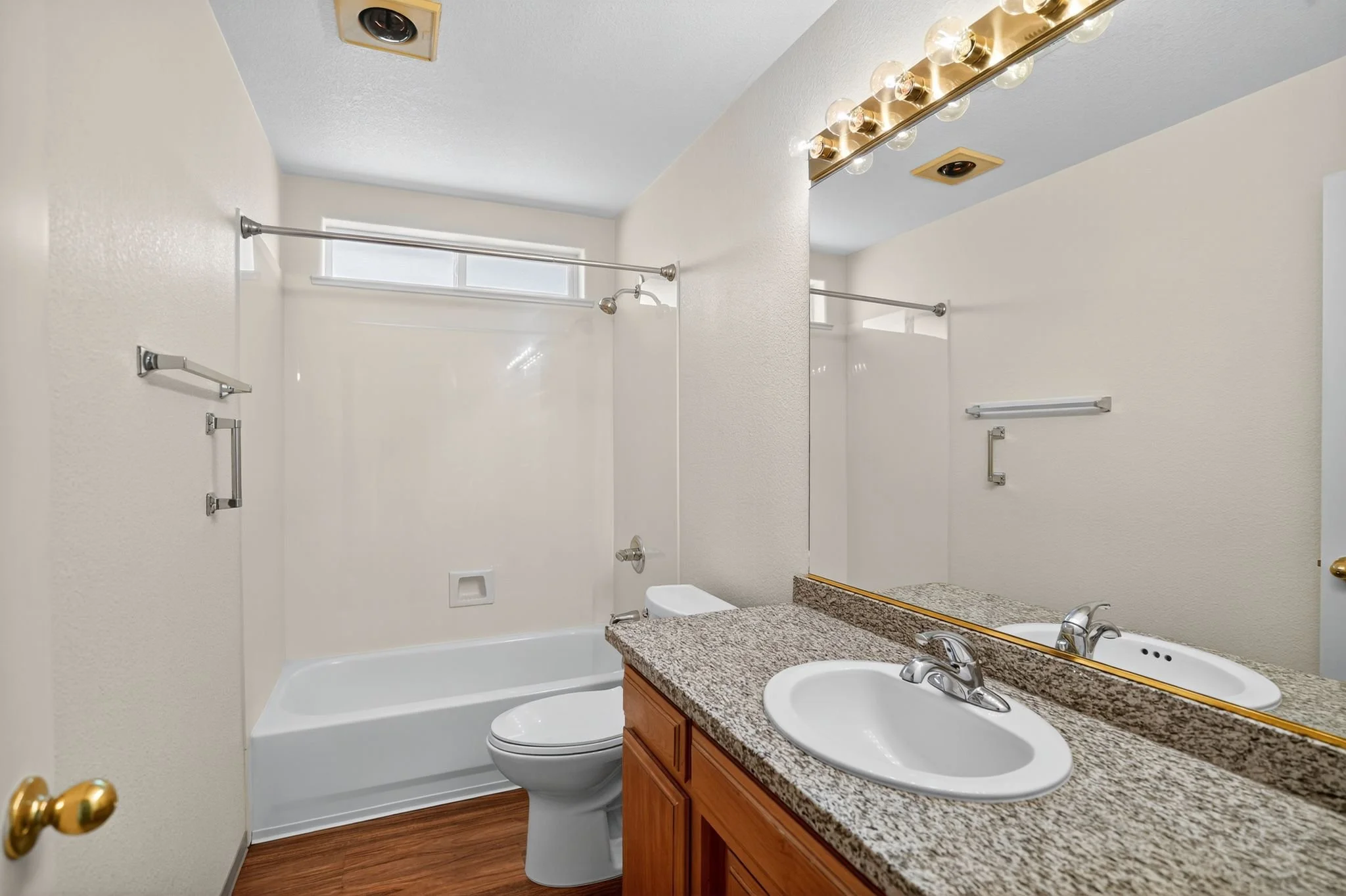 1221_Skeeters_Ln_Medford_OR_97504_USA-Bathroom-DSC02843.jpg
