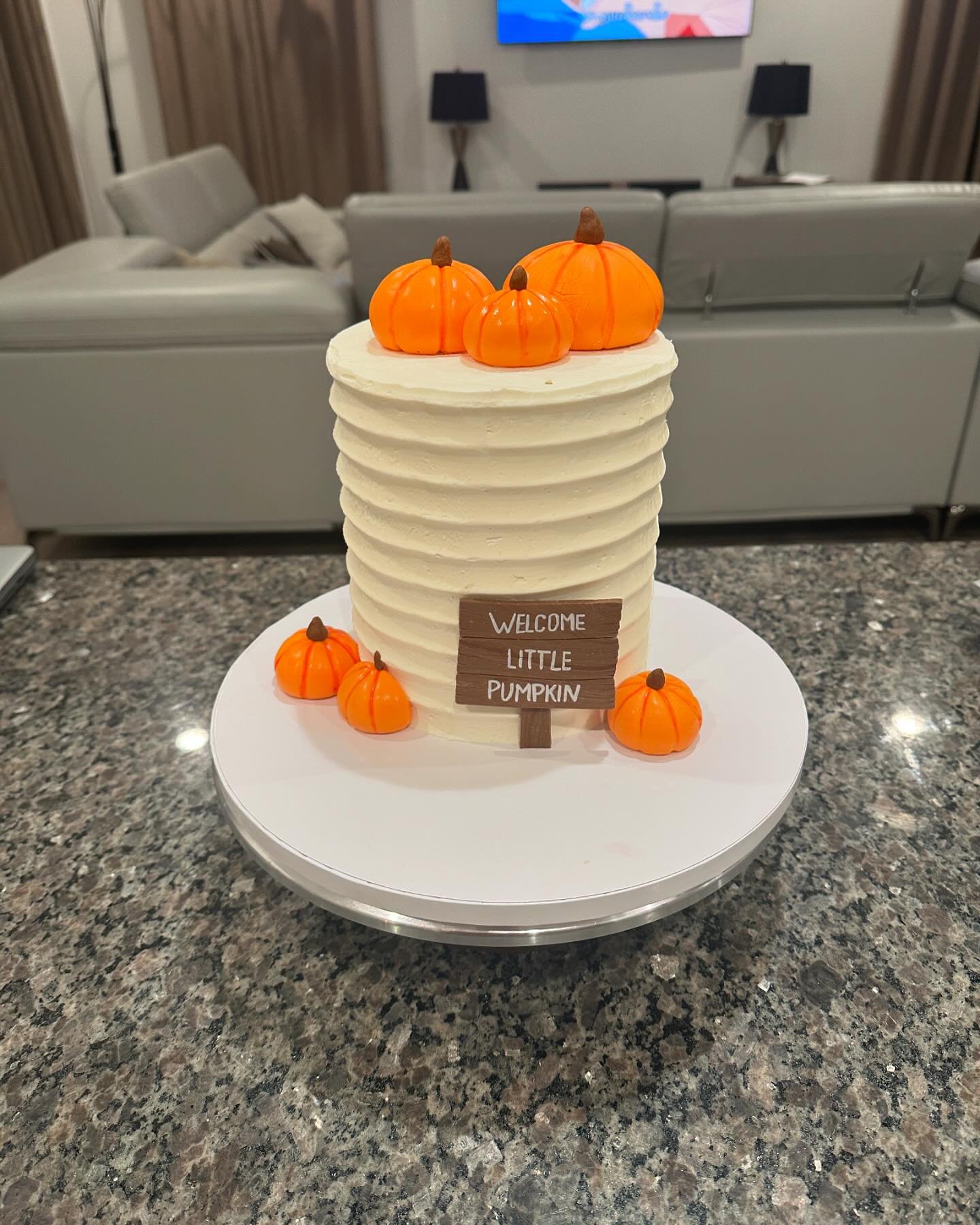 Watch out a Little Pumpkin is on the way! A birthday shower package for family 🧡🎃👶🏼
#babyshower #cake #cakes #cakedecorating #sugarcookies #cookies #cookiedecorating #alittlepumpkinisontheway #pumpkin #cupcakes