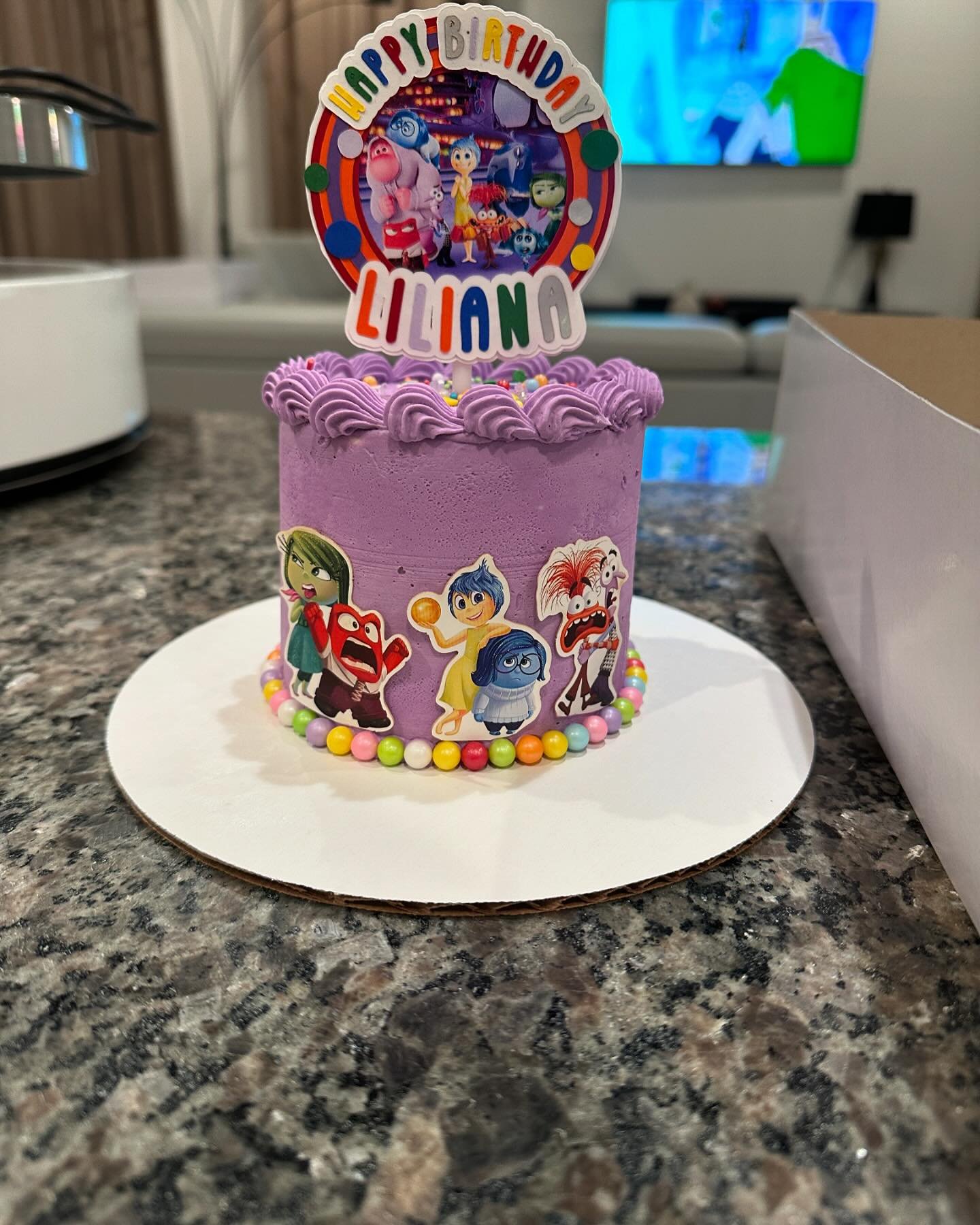 Mom wanted a personal cake for her birthday girls and matching cupcakes for the guests so we made an Inside Out themed set and a Bluey themed set 😆
#cake #birthdaycake #cakedecorating #cakedecorator #cakedesign #birthday