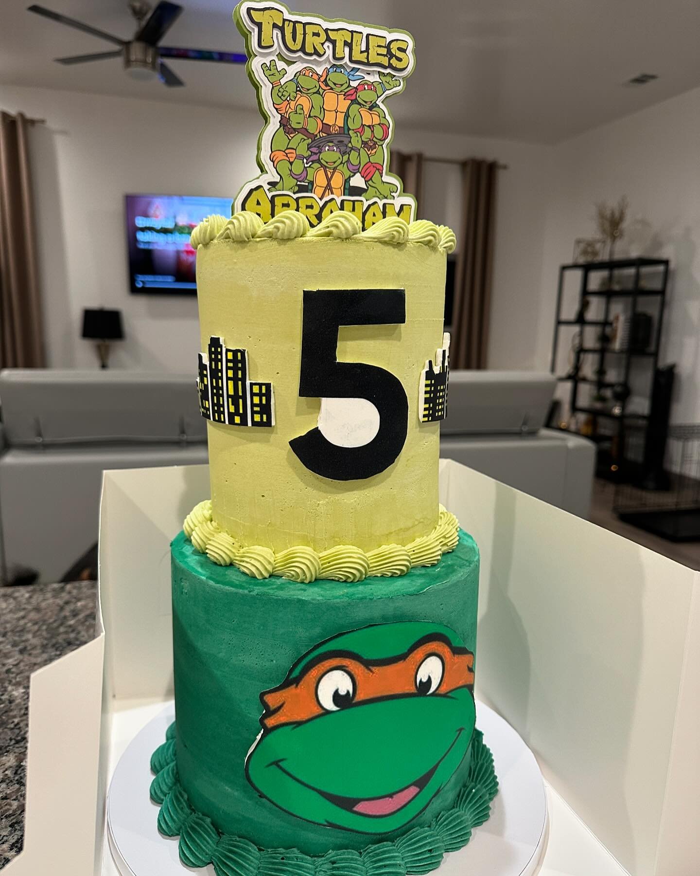 Cowabunga! A Ninja Turtles cake for our birthday boy Abraham! We did a vanilla cake on the bottom tier with chocolate on the top tier. Wishing him the happiest 5th birthday! 
Message us for a quote on your cake needs today! 💬 
#cake #chocolate #cake