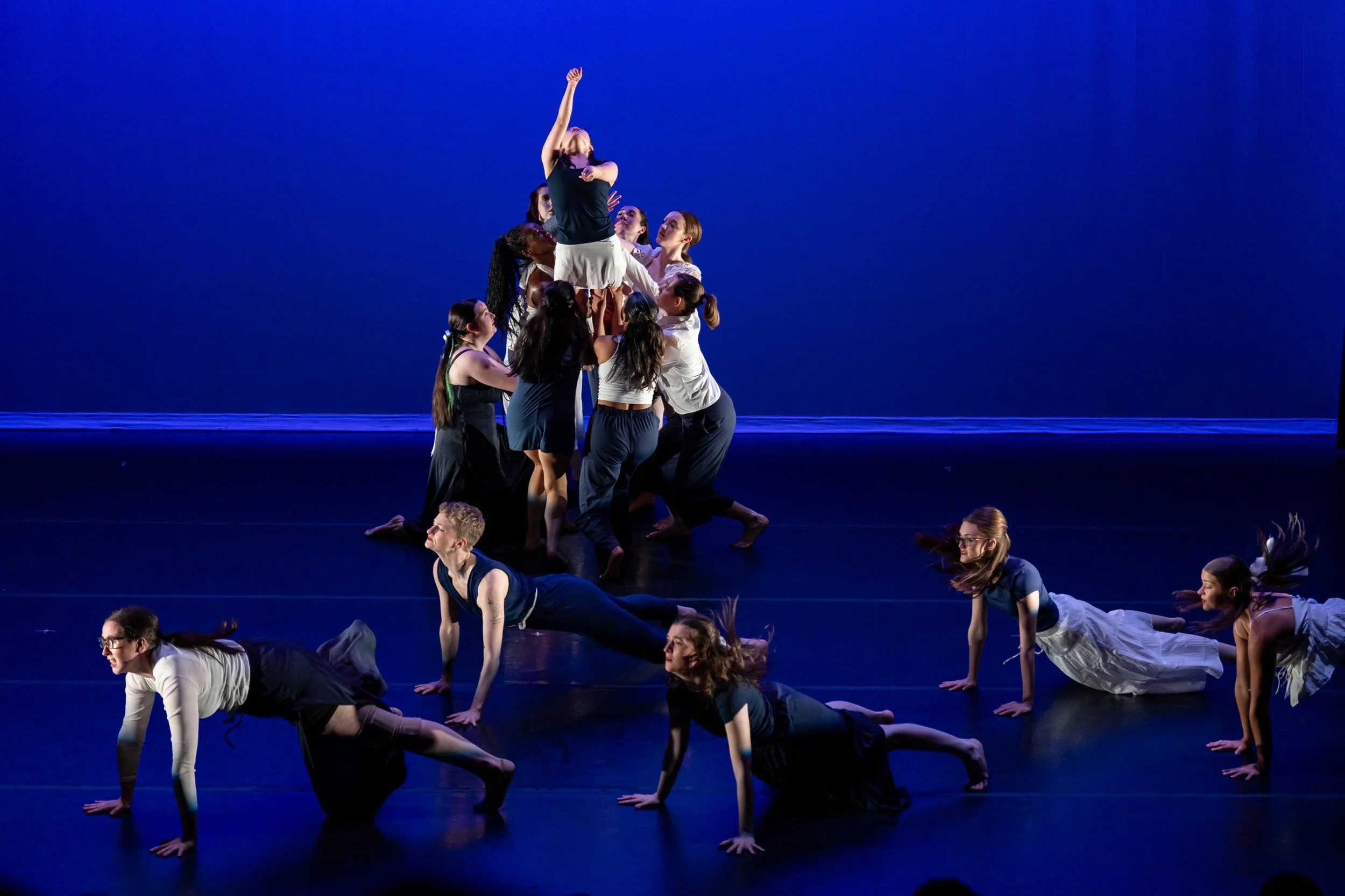 The perfect storm taking the stage ⛈️ check out these stunning moments from "Falling Apart" choreographed by Gwen Townshend!

📸: Jack Tan