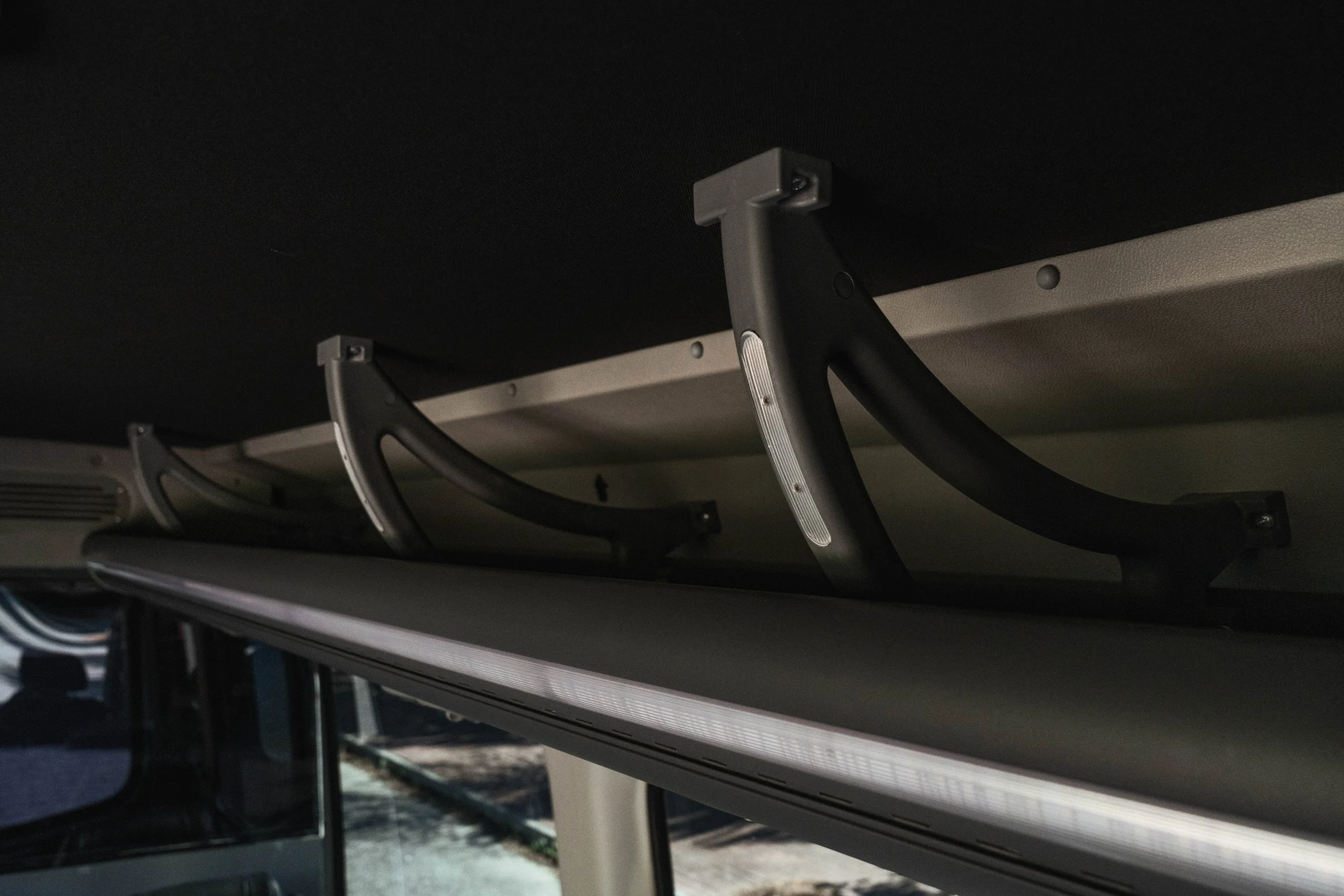 Suporte de teto de um veículo com uma lâmpada de leitura instalada.