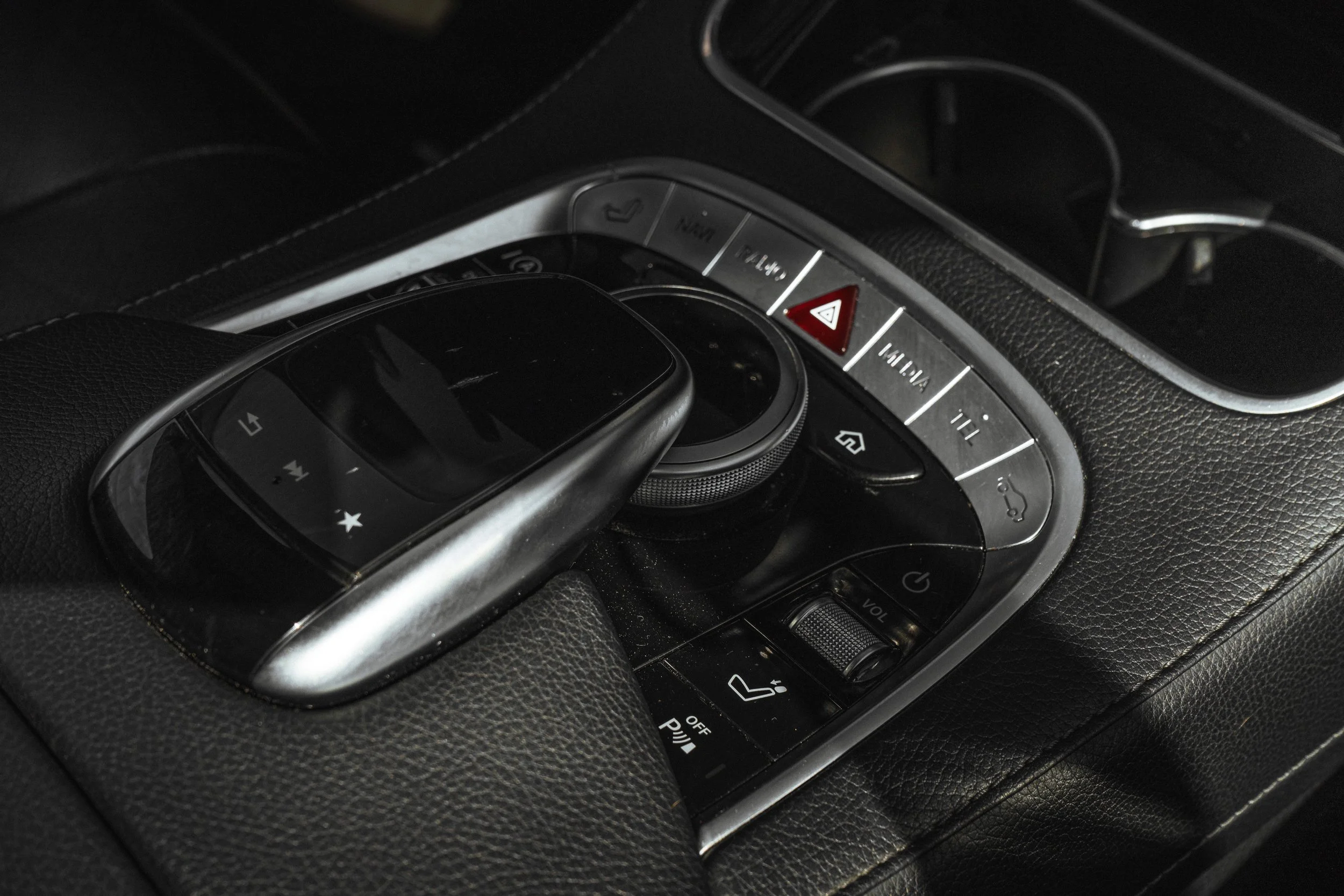 Painel de controle interior de um carro com controle de mídia, botões e painel de comandos