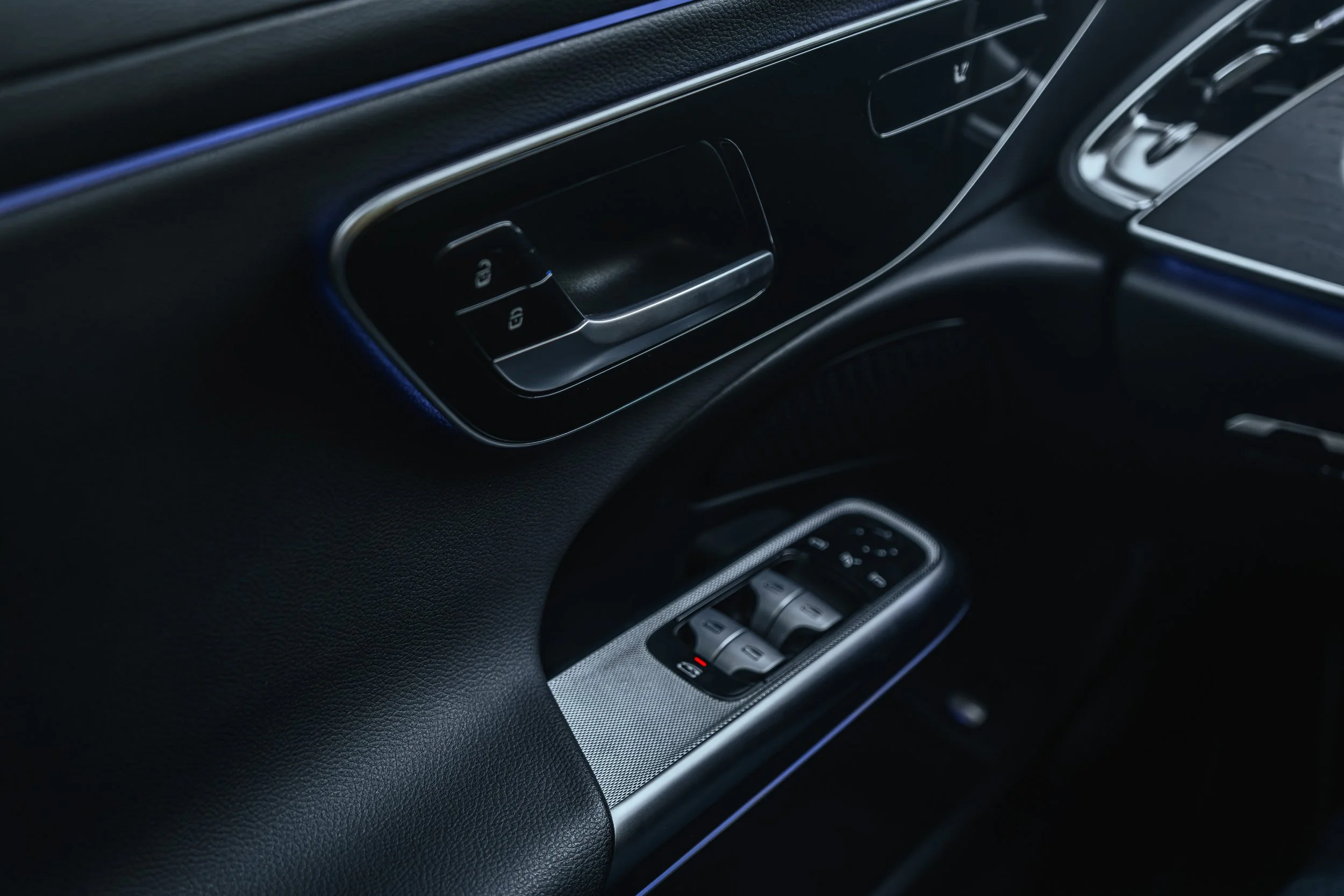 Painel de carro com controles de janela e trava na porta.