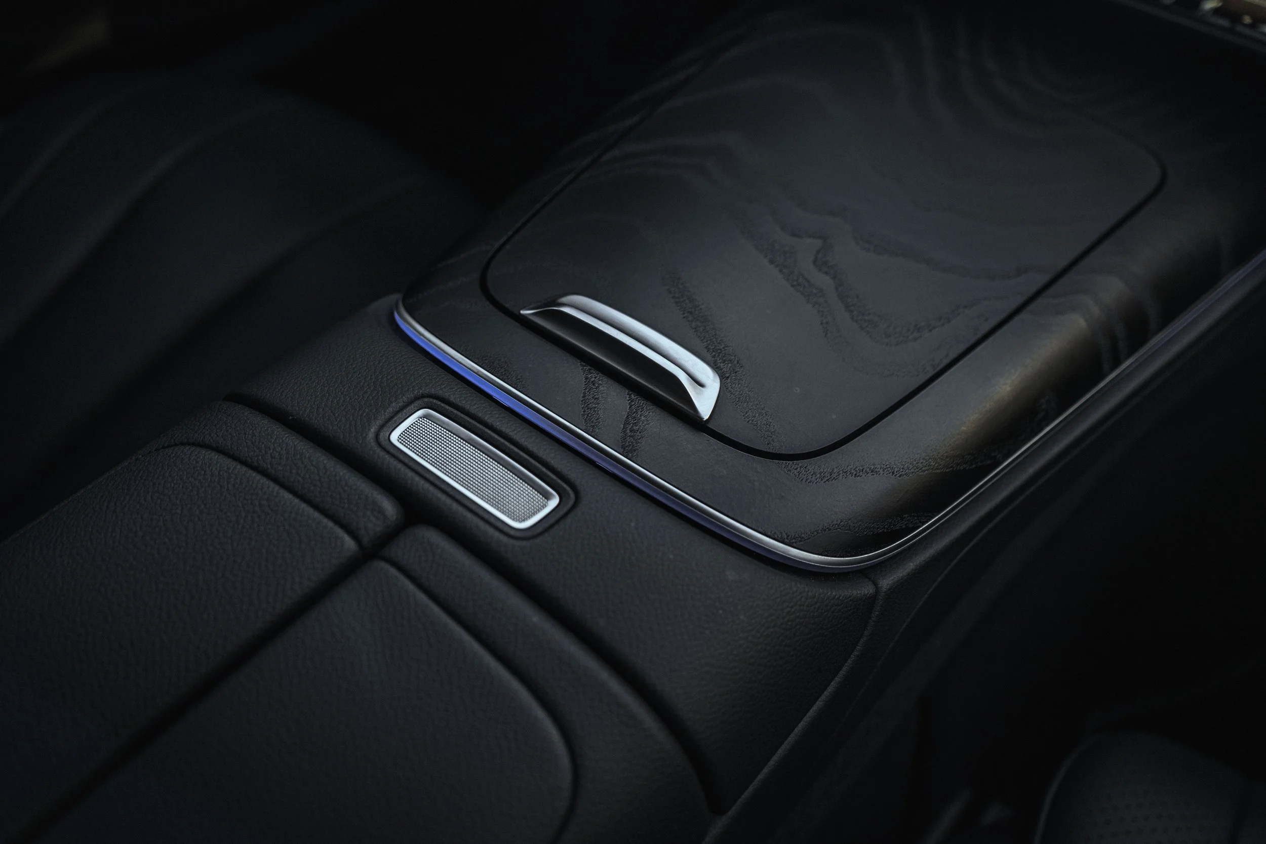 Console central de carro com controle e acabamento em madeira escura