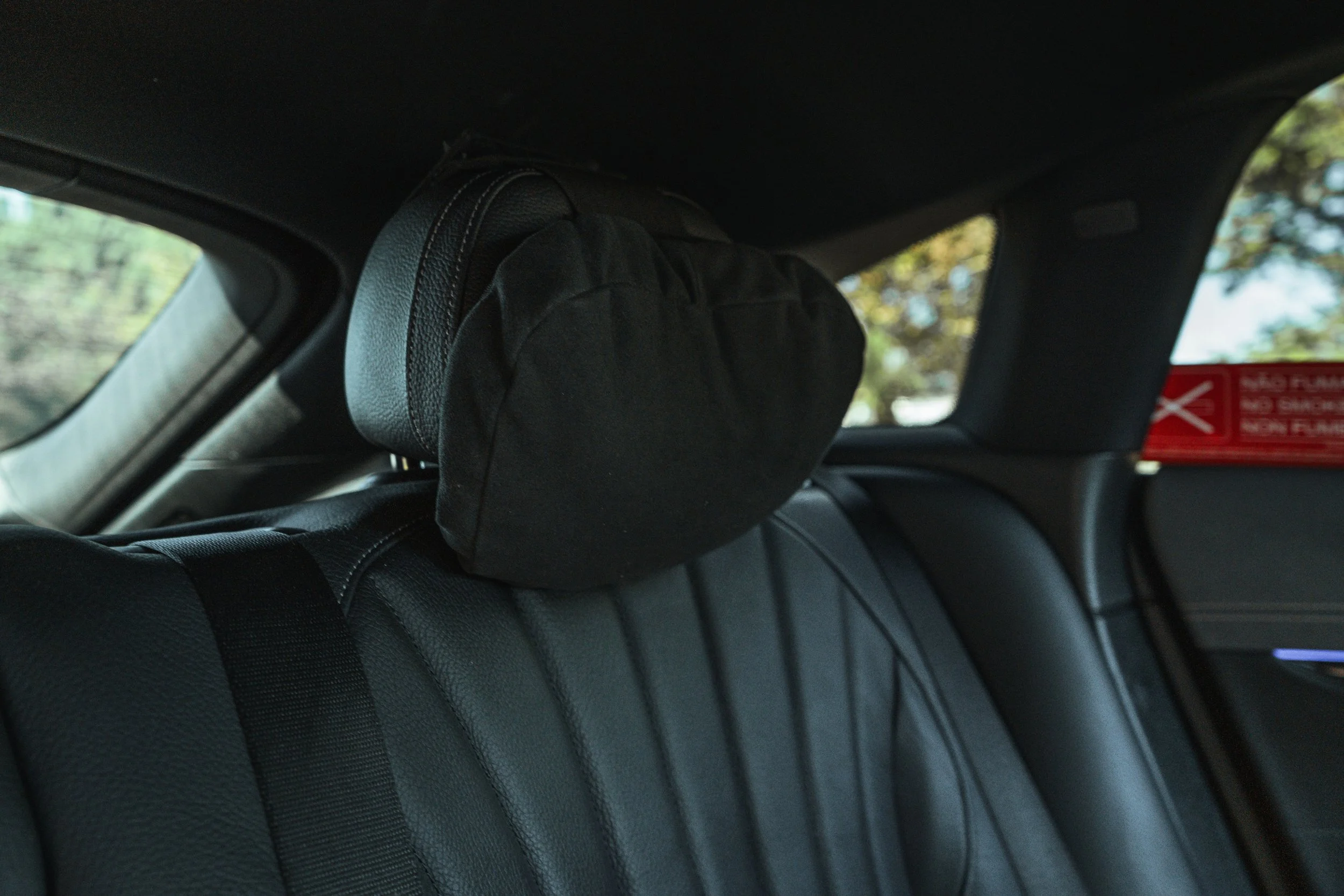 Encosto de cabeça do banco traseiro de um carro com um covered preto