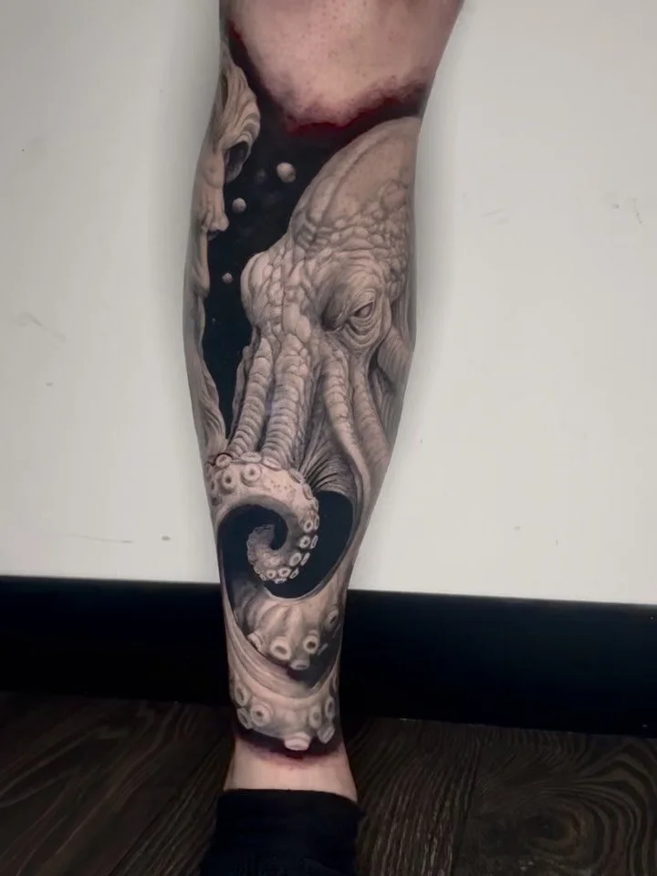 Fresh black &amp; grey piece
Neptune rising with the trident, a kraken in the deep, and a pirate ship caught in the chaos &mdash; loved bringing this ocean myth scene to life.

Big thanks for the trust 
What do you guys think of this one?

#tattoo #b