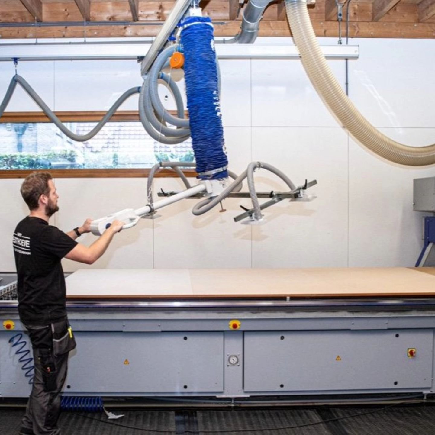 De Nesting CNC Felder H10 is een handige machine die snel grote platen kan bewerken met een werkoppervlak van 4200X2100X150. Maar de h10 is ook goed in staat om kleine onderdelen te maken, zelfs als je er maar &eacute;&eacute;n nodig hebt. Deze machi