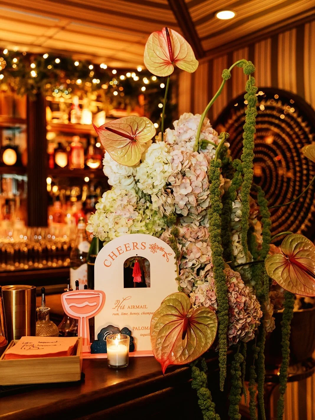 Big proponents here of investing in floral moments where your guests will spend the most time during your wedding. Hello- the bar!! 

Venue: @thefifthavenuehotel 
Planning: @blossomeventsnyc 
Photography: @cynthiachung
