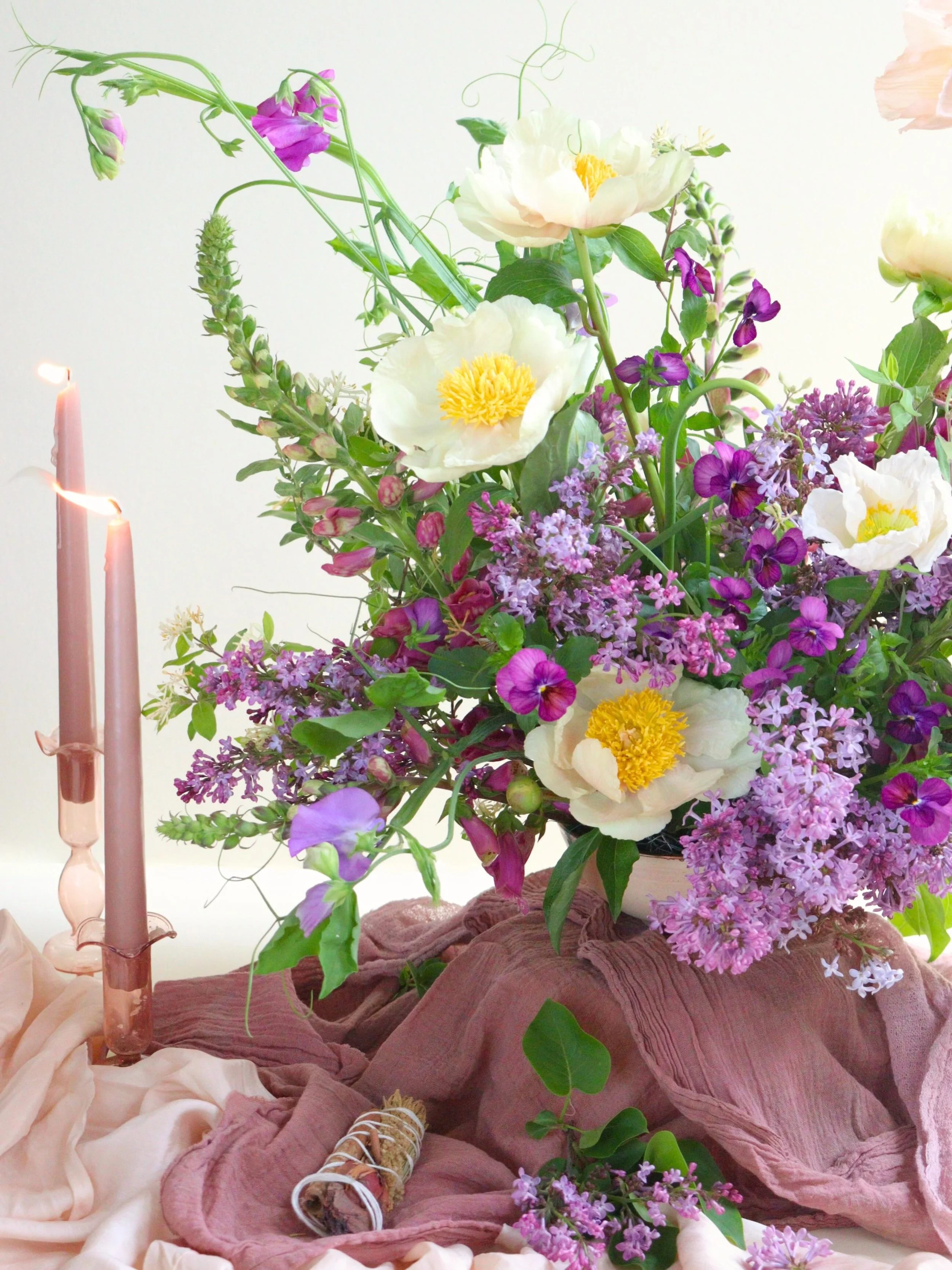 This is spring to me. The fragrance of lilac, honeysuckle, and sweet pea, the unfurling of a peony&rsquo;s petals&hellip;how lucky are we? 

All flowers local from @floweraggregate