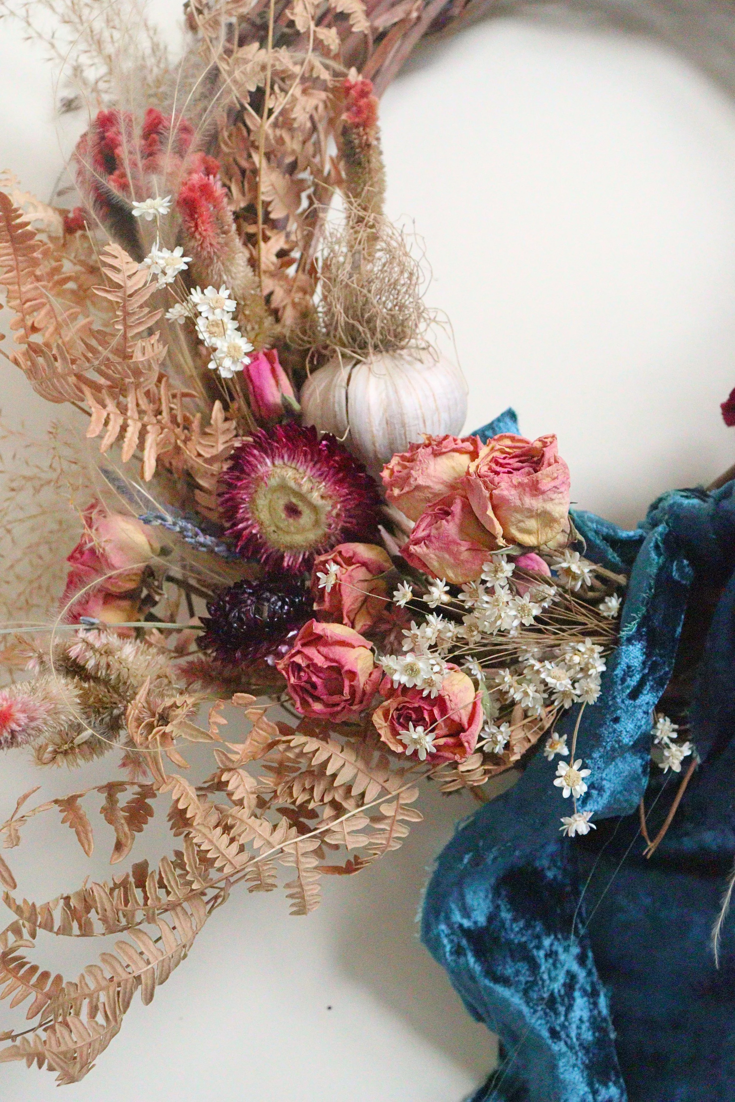Dried wreath with garlic, strawflower