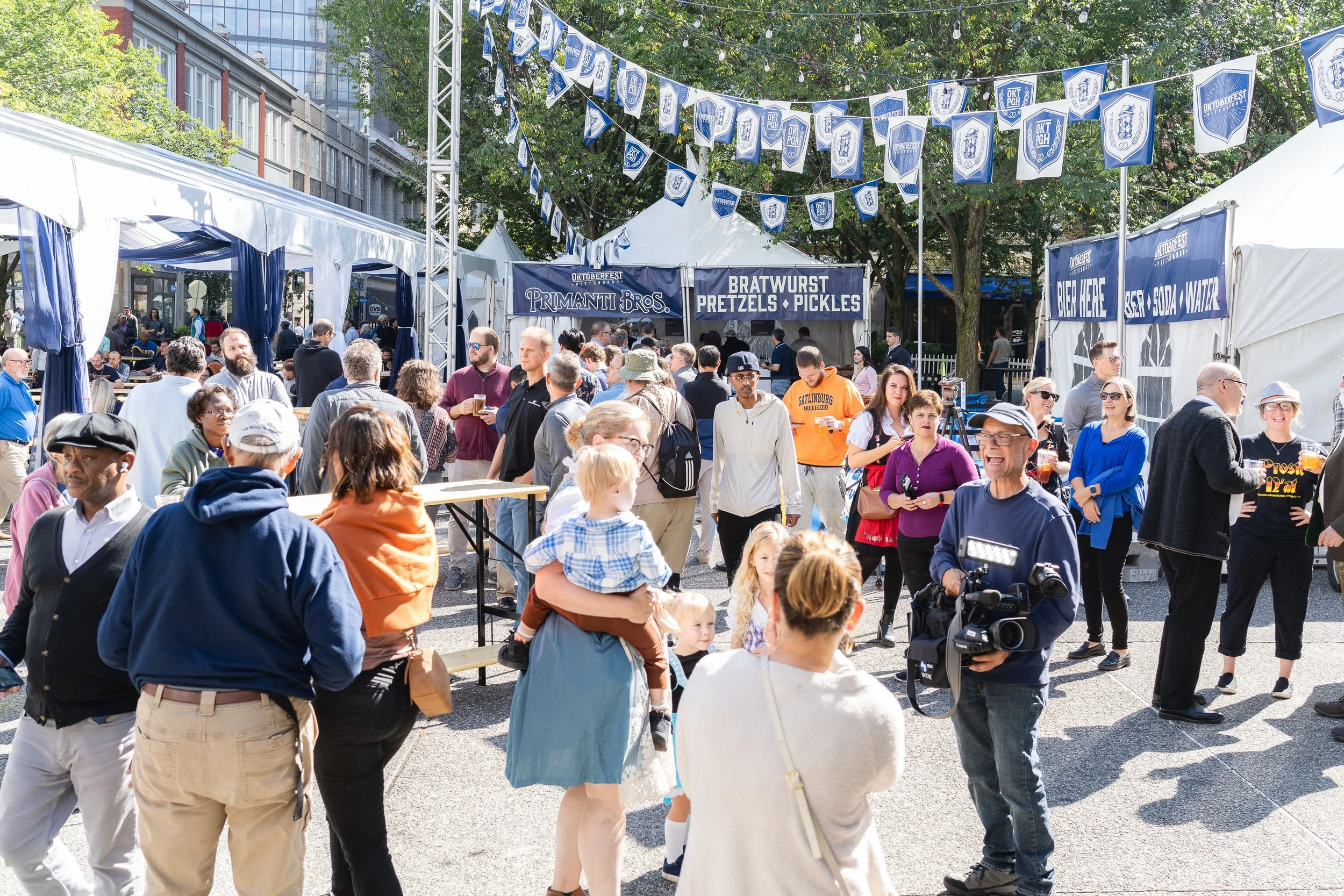 biergarten crowd day