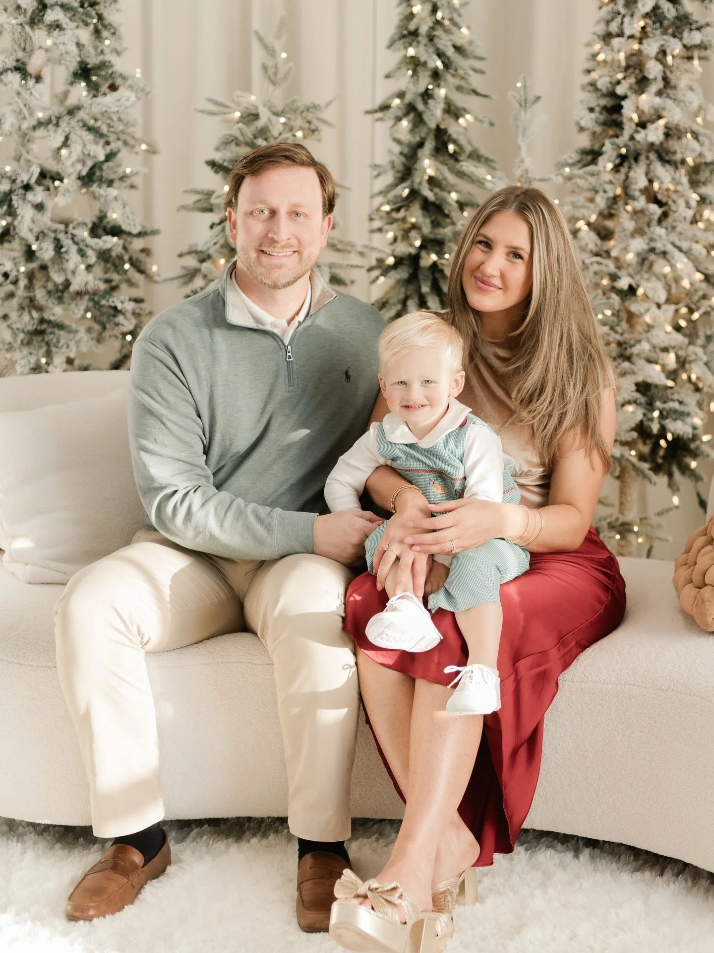 The sweetest family. We love seeing everyone&rsquo;s Christmas photos! ❤️ 🎄 

📸 @birdsonglouisphotography