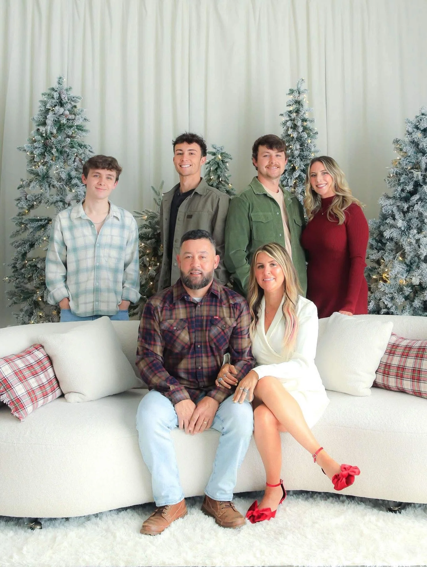 Holiday magic, family style. ❤️ 🎄 

📸 @debra_jones_photography