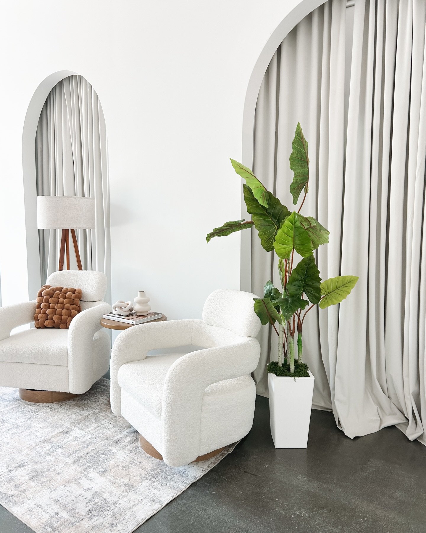 Did you know that you can move our furniture around during your time at the studio? We WANT you to make yourself at home. 🤎 

Look through our collection, gather pieces that match your vibe and get creative! We love seeing what you come up with! 

T