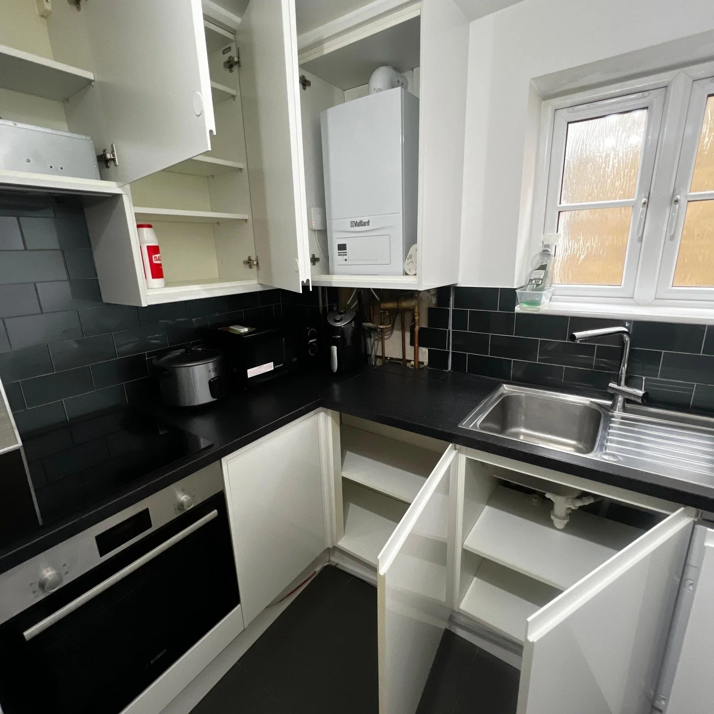 Moving house is stressful enough without worrying about the final inspection 📦 Our end of tenancy Cleaning is themed around one rule: No cut corners. We provide the meticulous Move out clean that London estate agents demand. As a premier Cleaning co