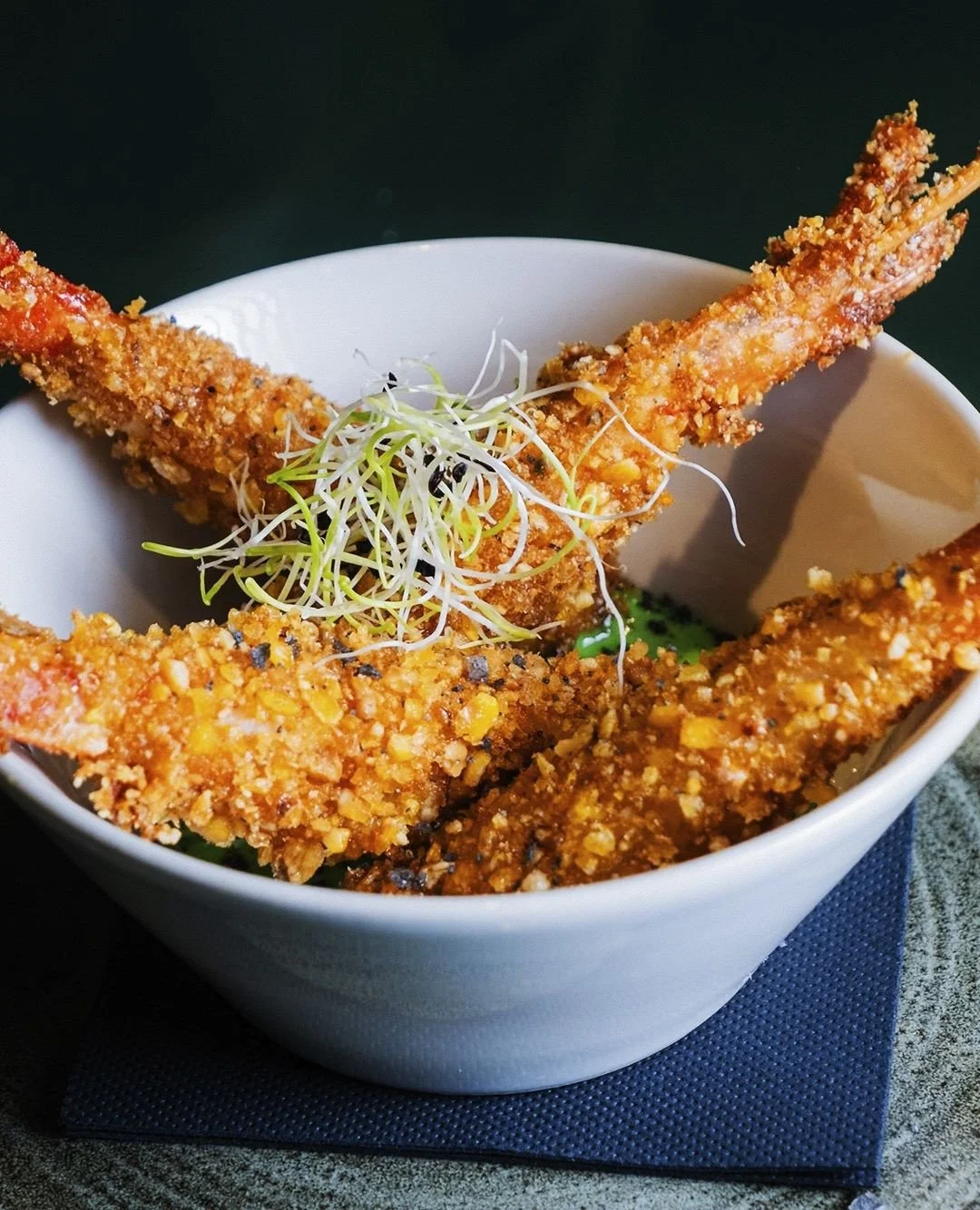 🦐🔥 El finde pide algo as&iacute;&hellip;⁠
⁠
Cuatro piezas de gamb&oacute;n argentino con curry verde cremoso y un rebozado crujiente de kikos que lo cambia todo. Textura, sabor y un toque diferente para arrancar el fin de semana como se merece.⁠
⁠
