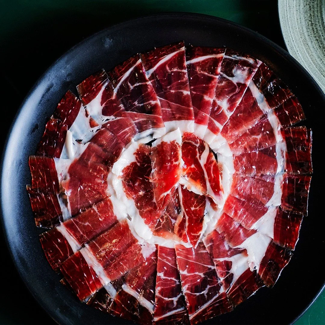 Lonchas que enamoran a la vista&hellip; y despiertan el alma a cada bocado 😍⁠
Echa un vistazo a nuestra carta en la web y disfruta de un jam&oacute;n ib&eacute;rico que es pura experiencia gourmet.⁠
𝙡𝙖𝙩𝙚𝙧𝙧𝙚𝙩𝙖𝙜𝙤𝙪𝙧𝙢𝙚𝙩.𝙚𝙨 💚⁠
#LaTerre
