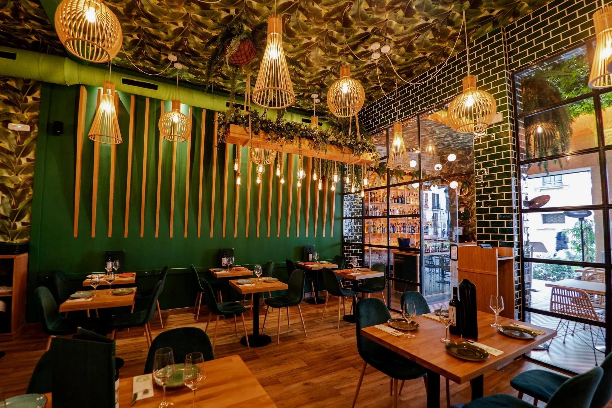 Interior de La Terreta Gourmet Castaños en Alicante.