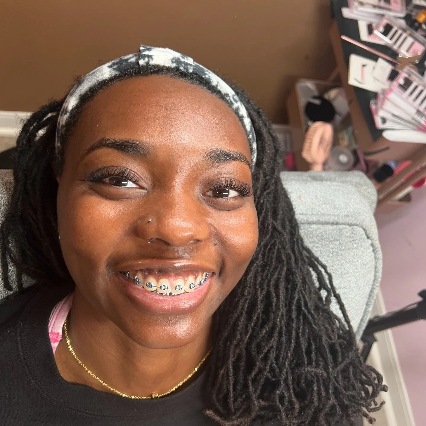 Swipe left to see why this client left with a big smile 👉🏽

Don&rsquo;t let the holidays catch you slipping, get your appointments in before Thursday 😉

Work by @brushedbybrandella 

#lashextensions #lashtech #wetset #facials #facialspa #esthetici