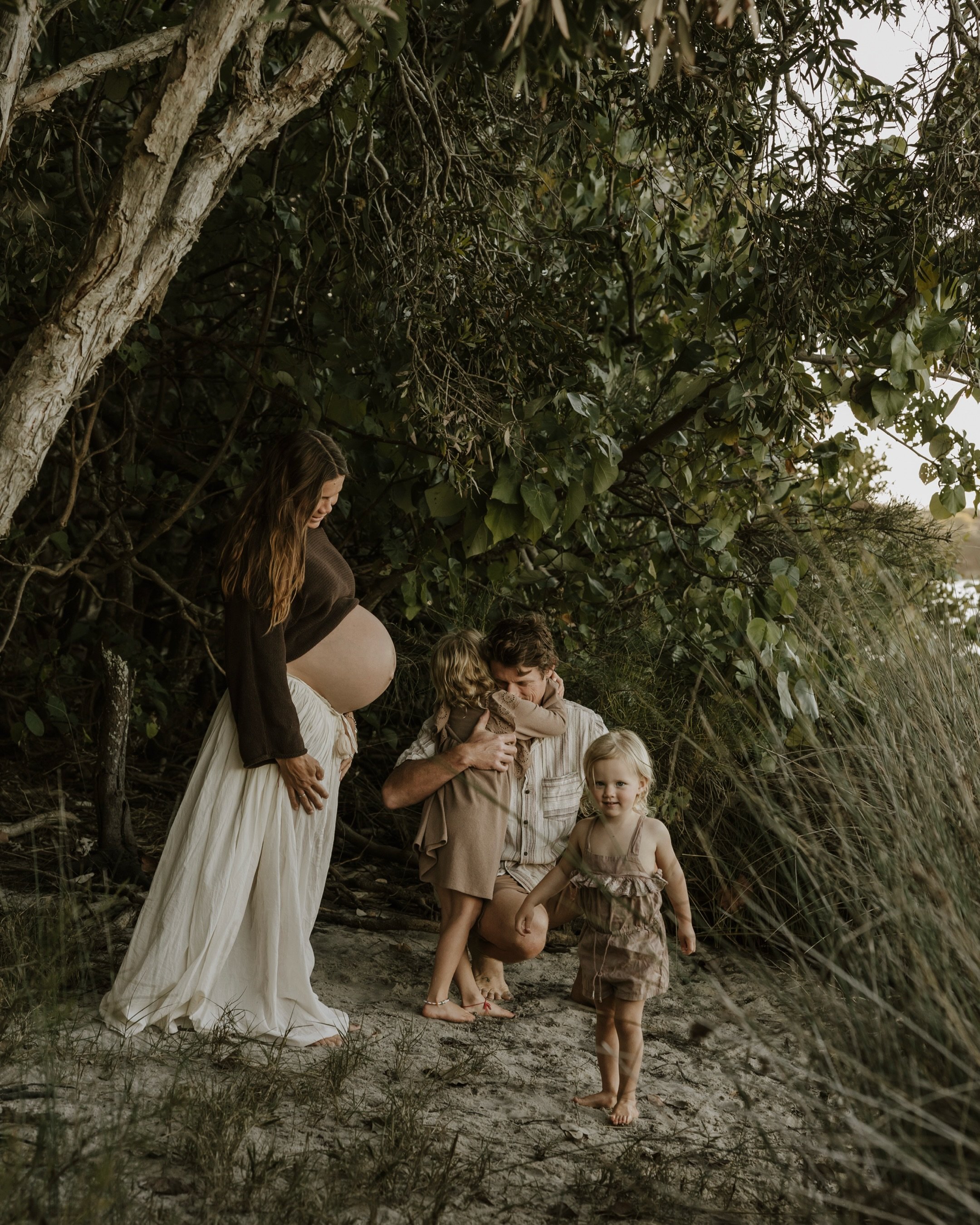 Bold statement, but&hellip;

I&rsquo;ve got a feeling this is going to be one of those sessions people start sending me as inspo ✨

The location.
The outfits.
The connection.
The fun.

Save this for your next maternity or family session.

It&rsquo;s 