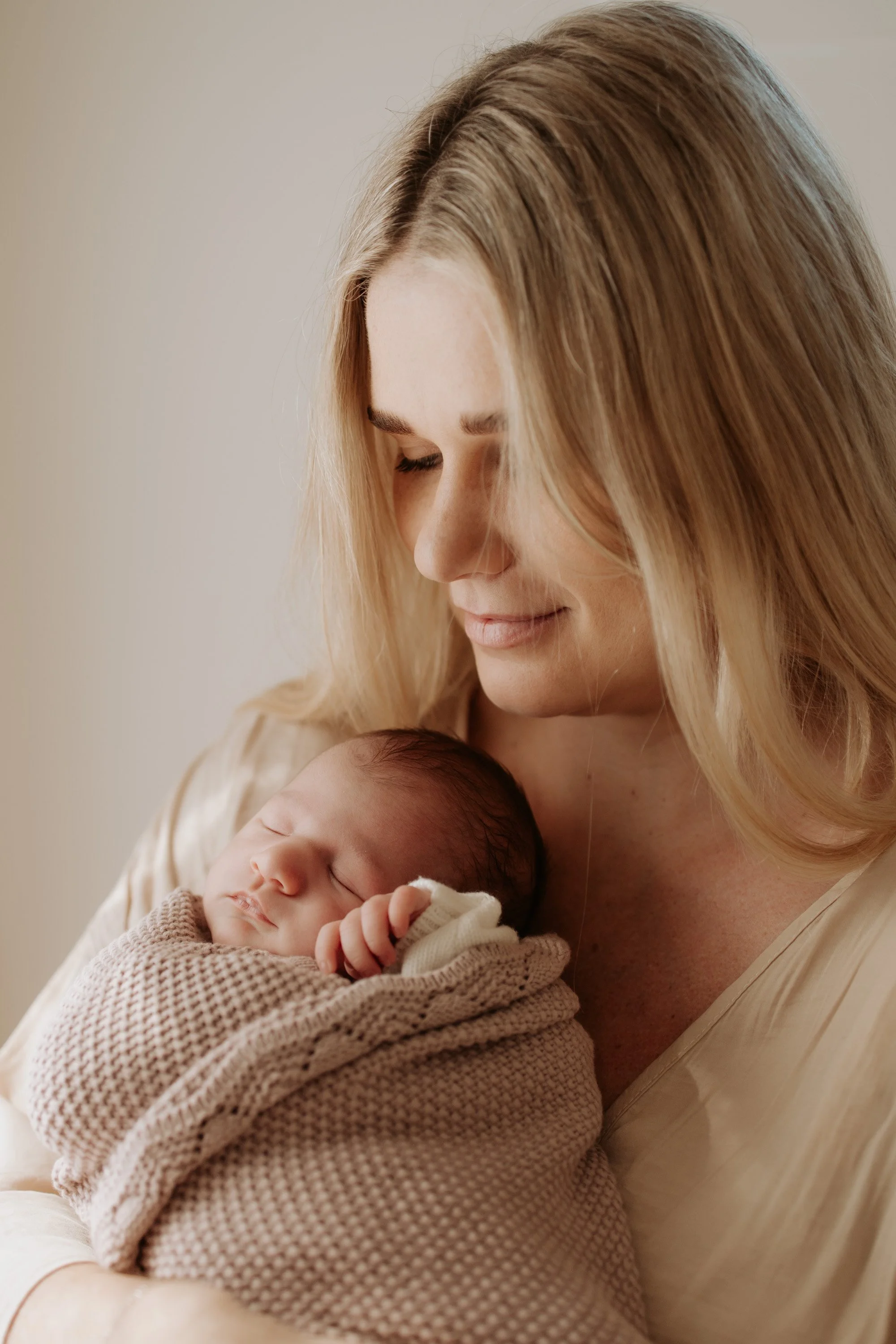mother-baby-indoor-home-newborn-photography