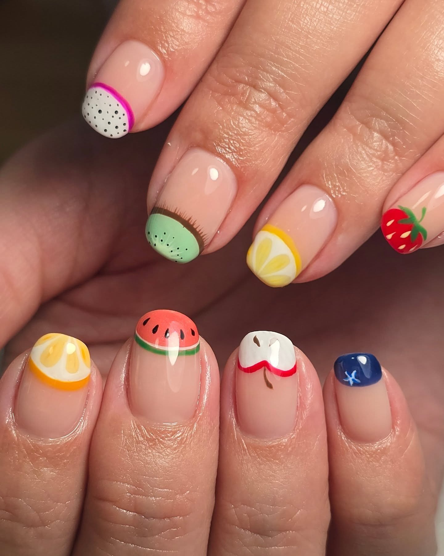 🍍 F R U I T  C O C K T A I L 🫐 

This set of the cutest fruit tips is the perfect way to say goodbye to summer 🍎🥝 

💅🏼 service: structured gel infill + level 4 nail art

Using @lightelegancehq Extreme in Cashmere for the base and buttercreams f
