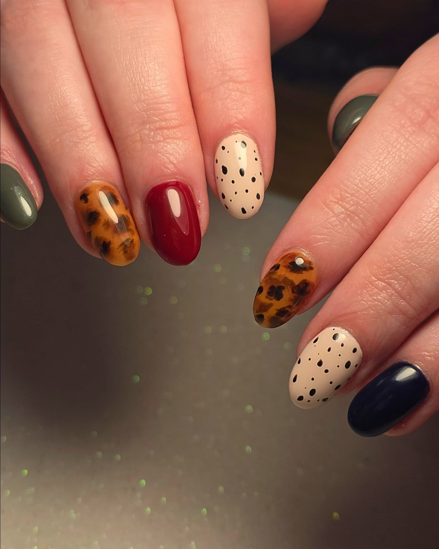 Is this not the most stunning autumn combo? 🍂

Farm Fresh @lightelegancehq buttercream + powerbond makes for the most perfect tortie base 🤎 @gel_inc_supplies 

💅🏼 what to book: structured gel infill + the &quot;I don't know what I want&quot; nail