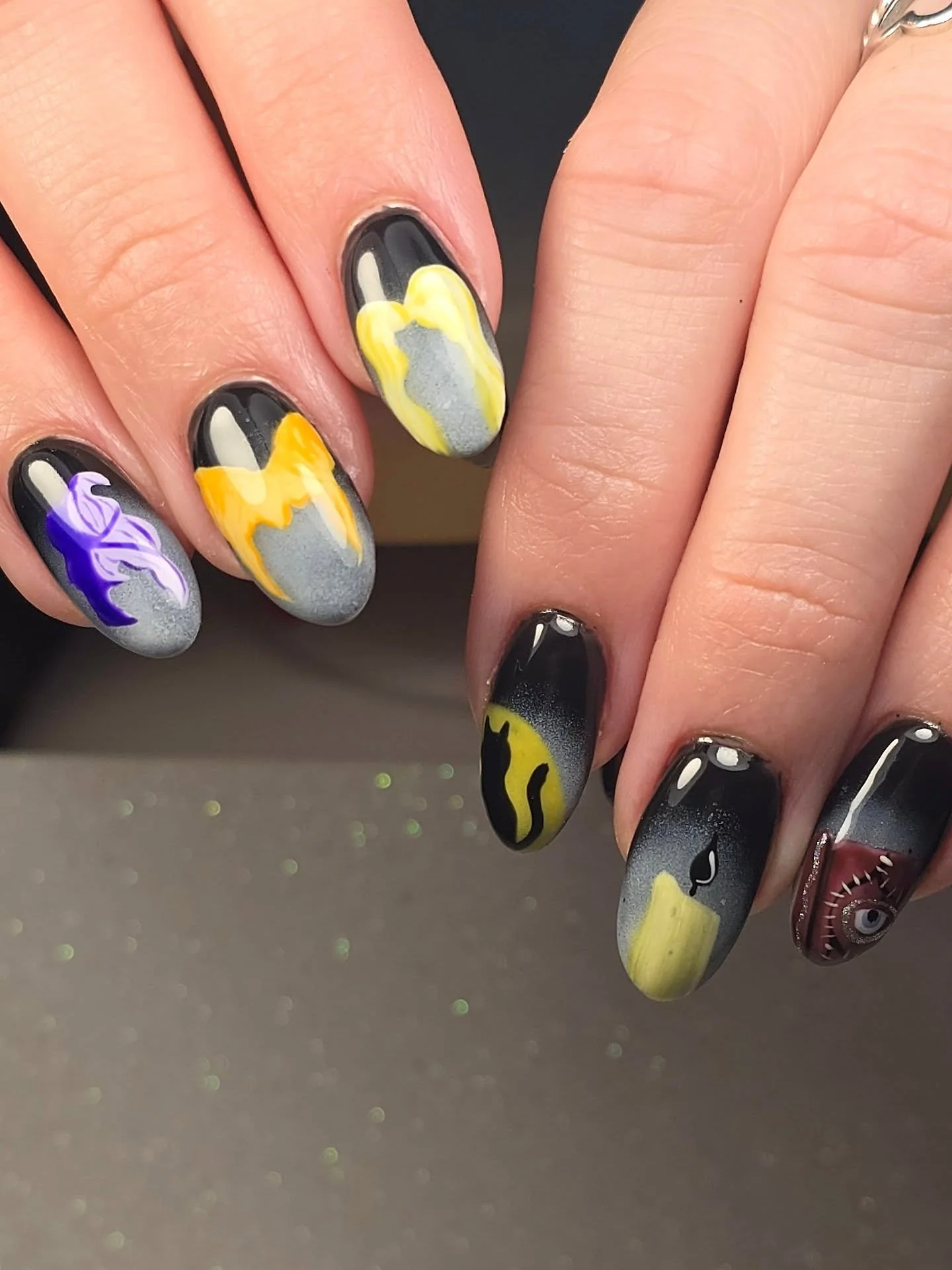 October most definitely calls for Hocus Pocus nails! 🧙🏼&zwj;♀️

💅🏼 service: structured gel infill + long nail add on + 1 gel extension repairs + level 4 nail art