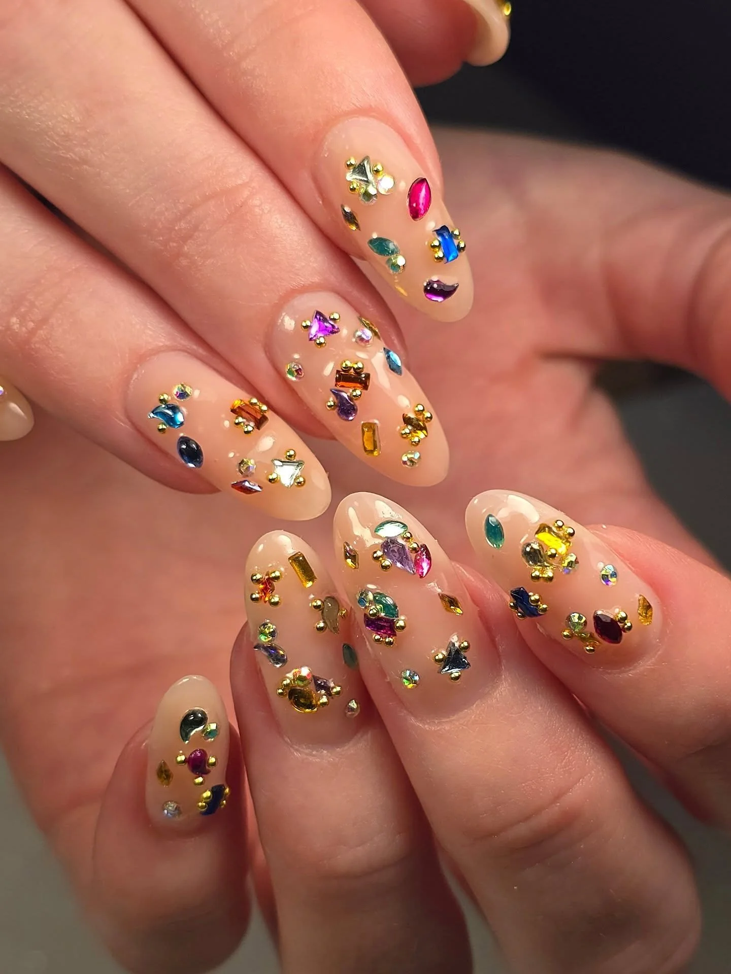 Is there such a thing as too many rhinestones?! Not around here there isn't 💎 

I will never say no to a @paintedbycourtney inspired jewelry set! But the problem is that the magpie in me never knows when to stop adding more sparkles ✨️ 

💅🏼 servic