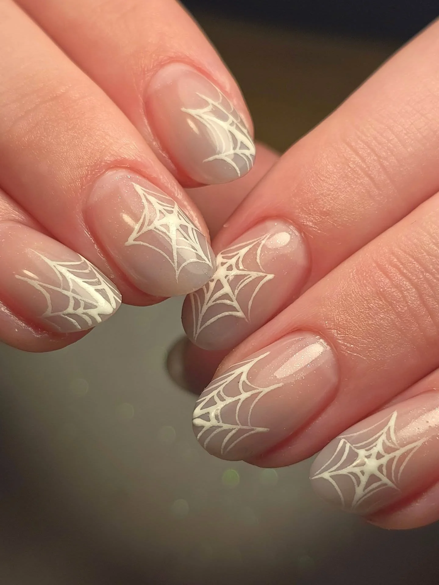 A soft grey ombre and some perfectly imperfect spider webs... WHICH ALSO GLOW IN THE DARK! 🕸 

@lightelegancehq Cappuccino Shimmer JimmyGel under the ombre was a stunning combination ✨️ @gel_inc_supplies 

💅🏼 service: structured gel infill + level