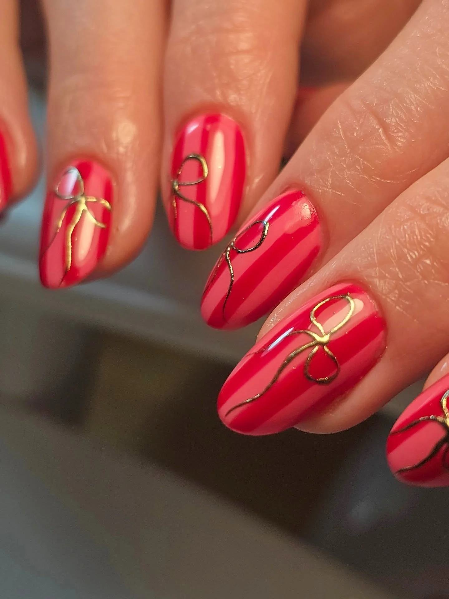 Obsessed with the subtle Christmas vibe these nails are giving off! 

Over the moon that I got the ok to add in a bit of Christmas to this set today 🎀 

Pink and red definitely has my heart at the moment 
🩷❤️ 

💅🏼 service: structured gel infill +