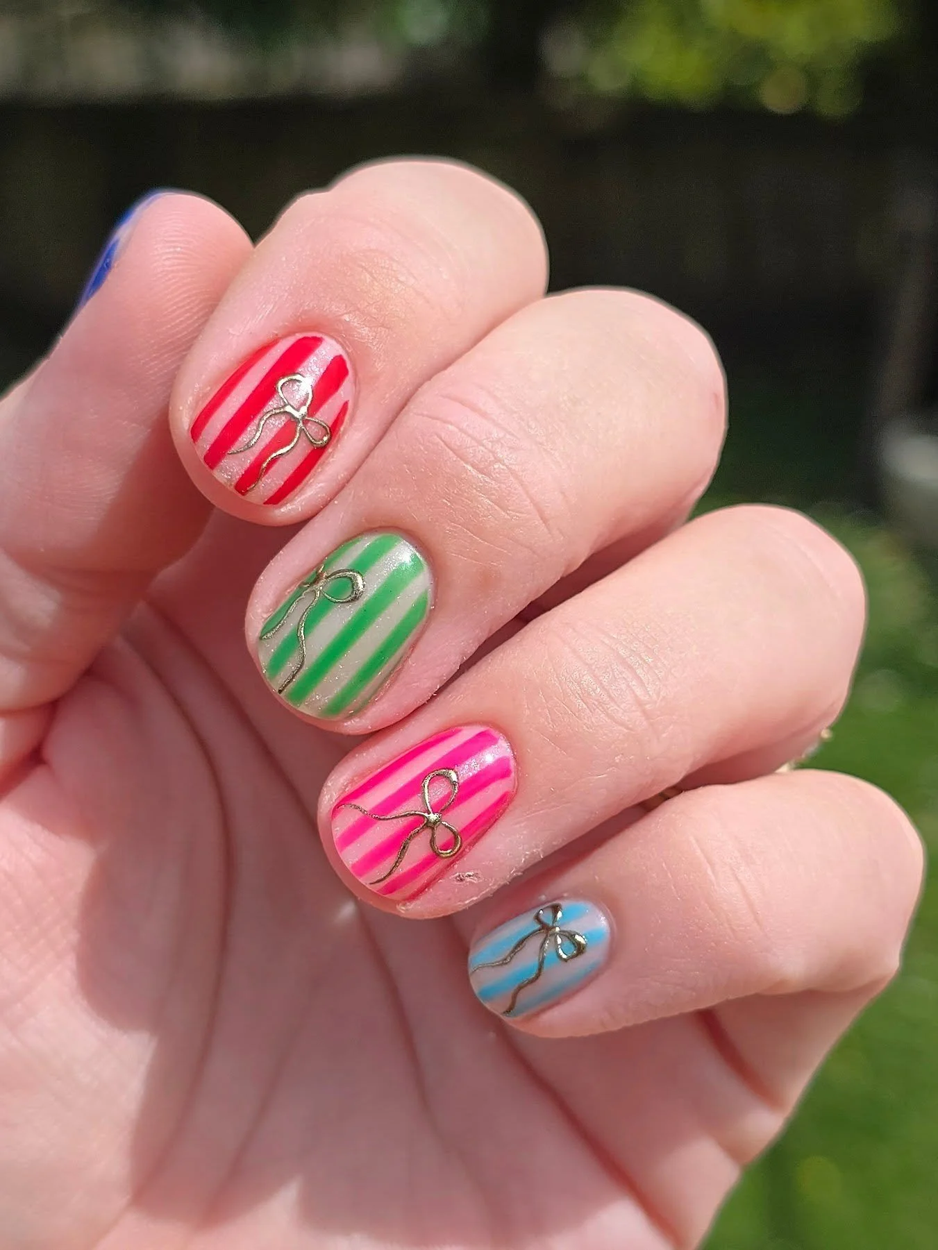 Little shorties with Christmas stripes and bows for me because I was too damn obsessed with the pink and red set I did for my client and I just needed something similar on my fingers! 🎀 

💅🏼 service: structured gel infill + level 4 nail art