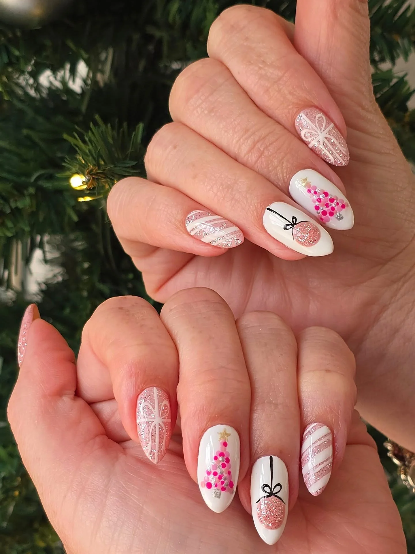 Pink Christmas 🎄 

Charlotte has some of the most beautiful nail beds that I get to work on and the fact that I always get to do some sort of fun art is even better! 🎀 

I love when Christmas art and cute colour combinations meet 🎁🤝🏻🩷

Using @l