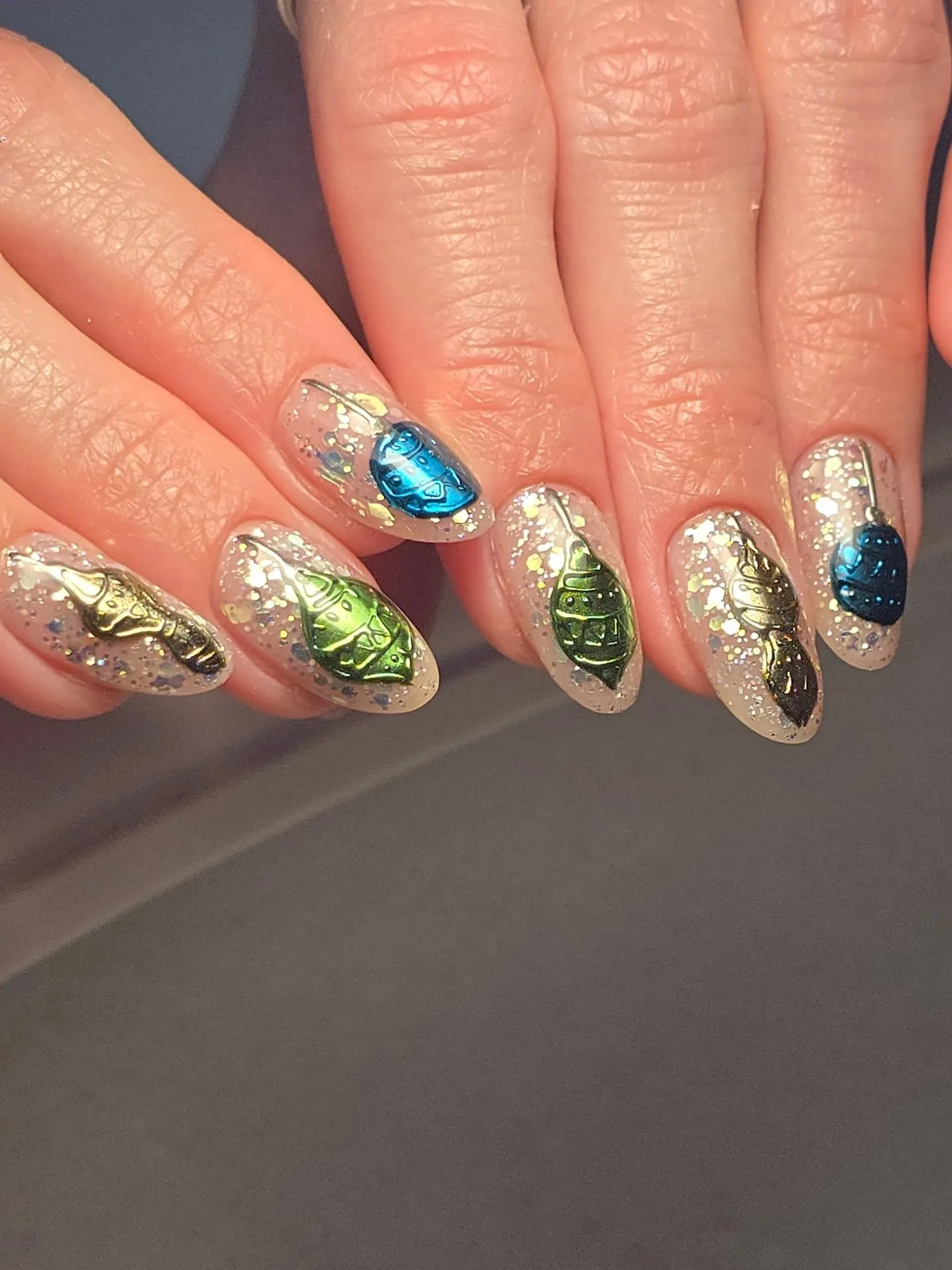 Chrome ornaments and all of the sparkles ✨️ 

I am forever grateful for you clients who just roll with it when I want to try out a design ❤️ 

Using @lightelegancehq gel products from @gel_inc_supplies 
+ @magpiebeautynz chromes