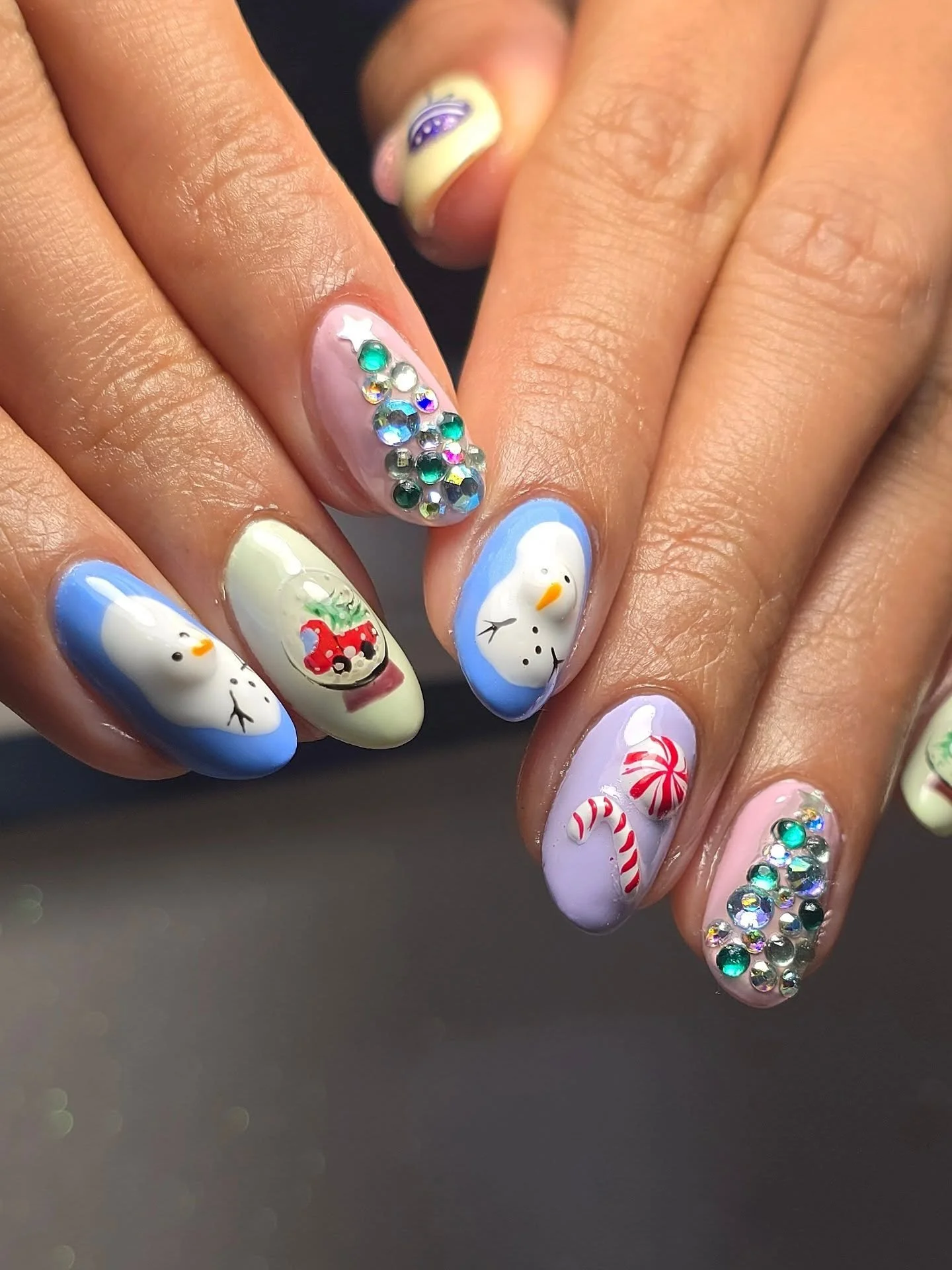 And that is a wrap on the 2025 Christmas nail season 🎄

This full set of 3D Christmas art was definitely a winning way to round out the Christmas season ⛄️ the snow globe with the little red truck carrying a christmas tree is 100% my fave of this se