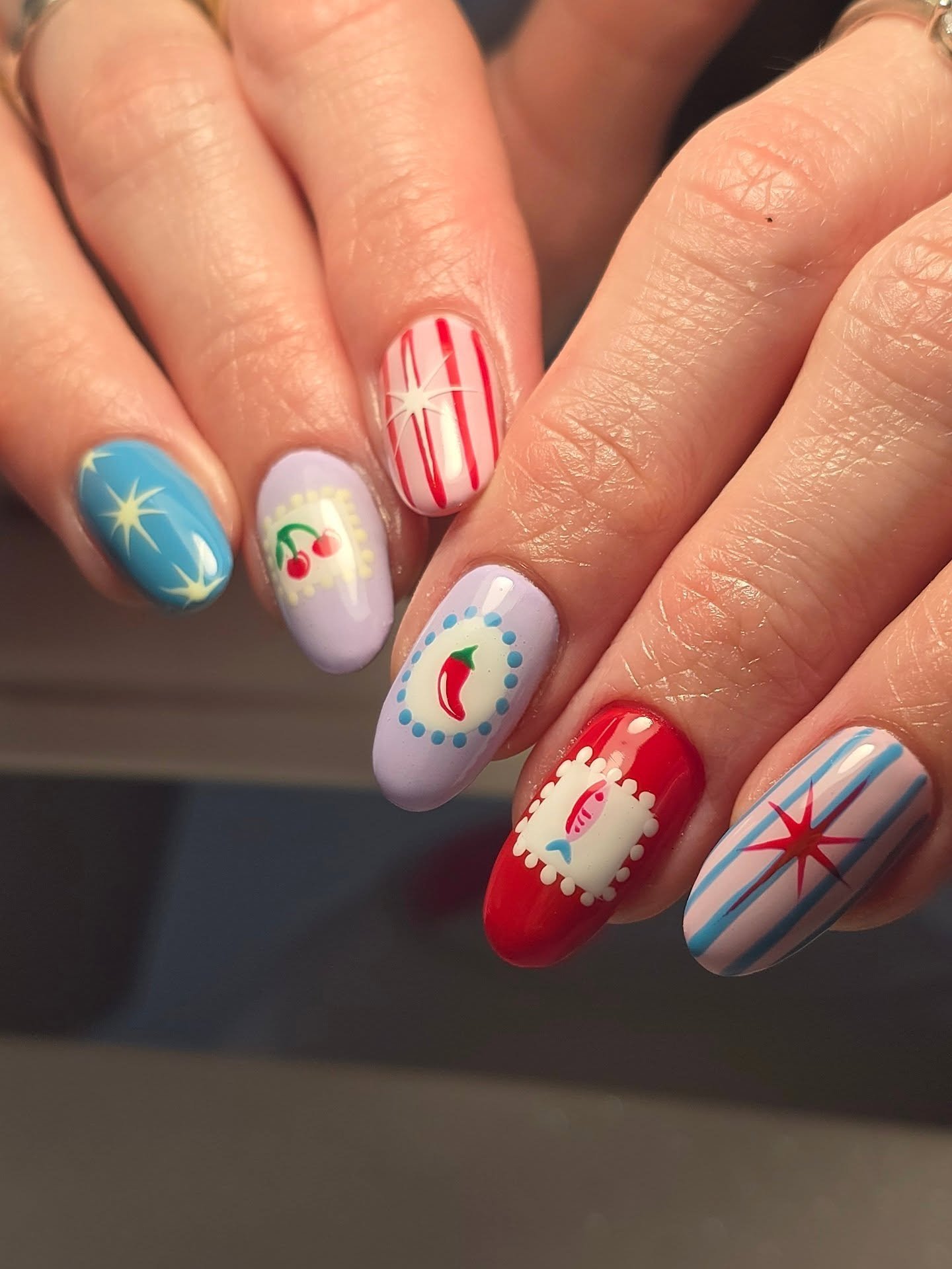 I always love a good mix + match set, even better when it includes a tiny chilli and fish! This colour combination turned out so darn cute too! 

💅🏼 service: structured gel infill + long nail add-on + level 3 nail art