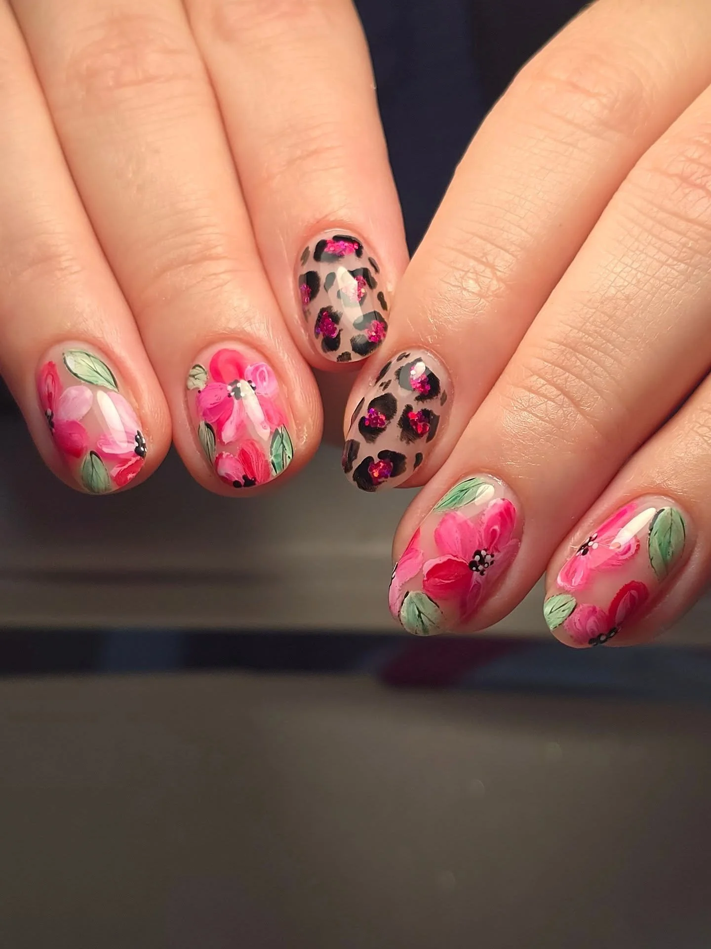 When I said "paint stroke flowers AND leopard print" I feel like we were both doubting how it was going to turn out... 

But I LOVE the finished look of this set! The little pop of glitter really finishes it all off ✨️ 

💅🏼 service: struc